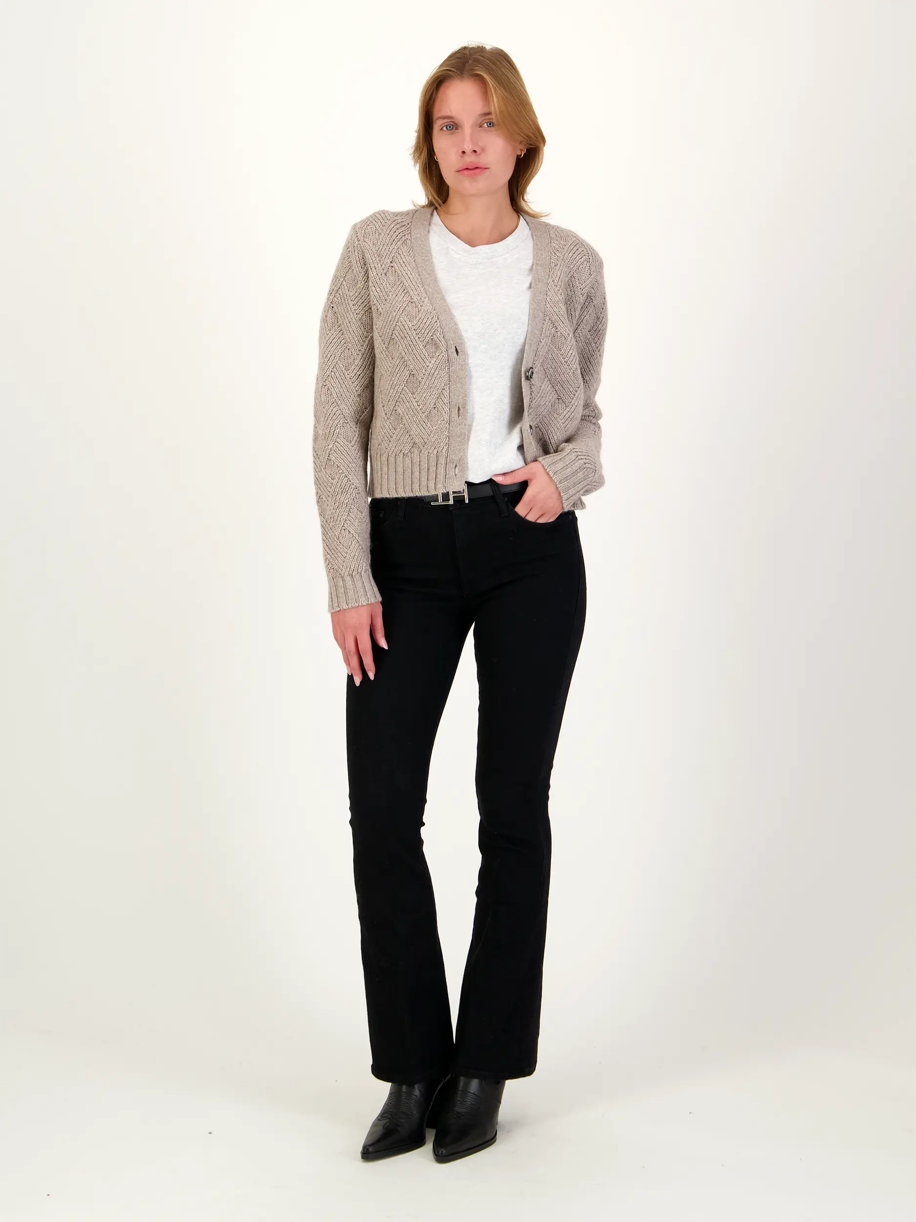 T-Shirt - Artikel Teil eines Outfits getragen von einem Modell - Farbe: Grau