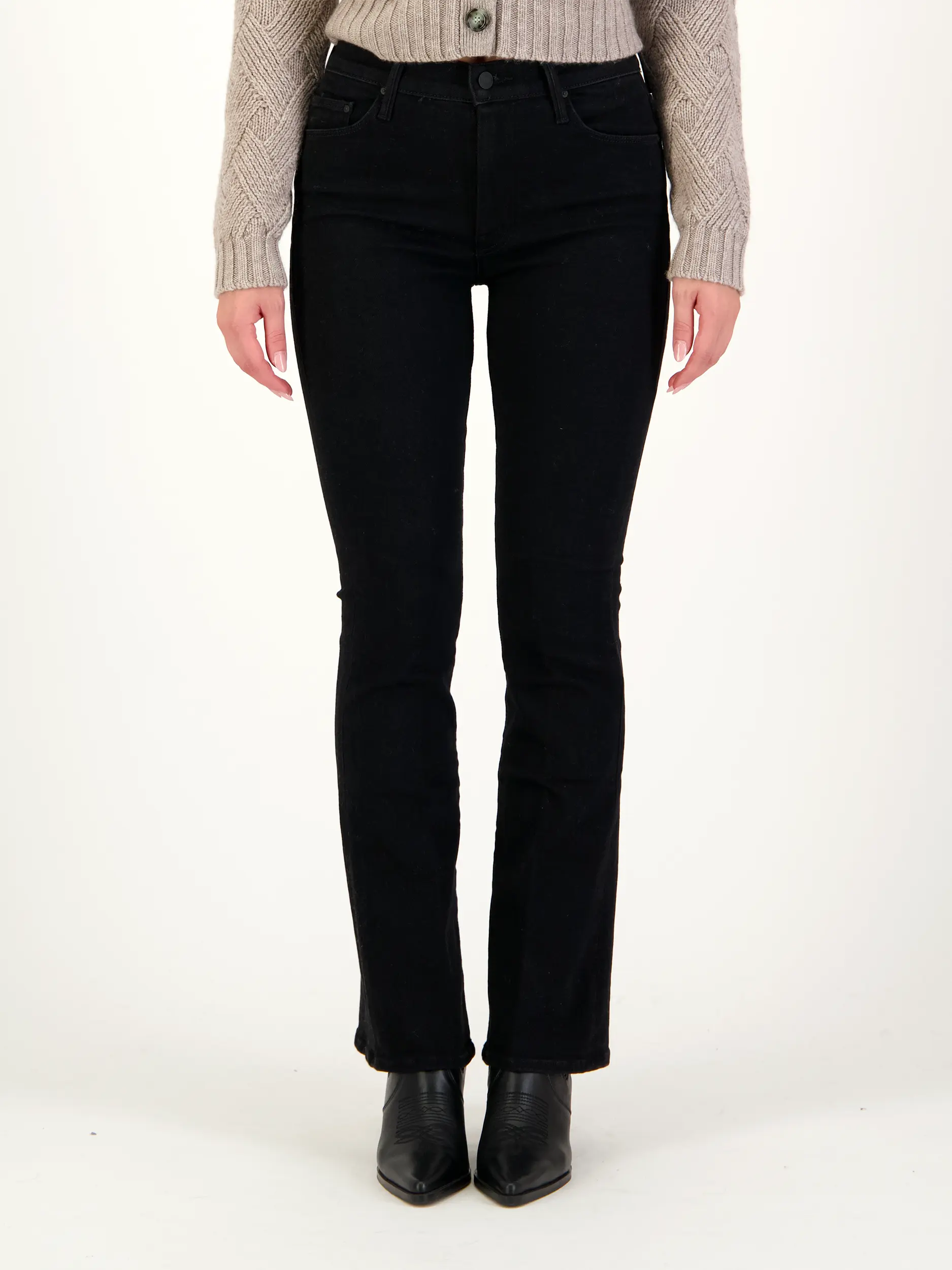 Mid Rise Flared Leg Jeans 'The Weekender' - Artikel Vorderseite getragen von einem Modell - Farbe: Schwarz