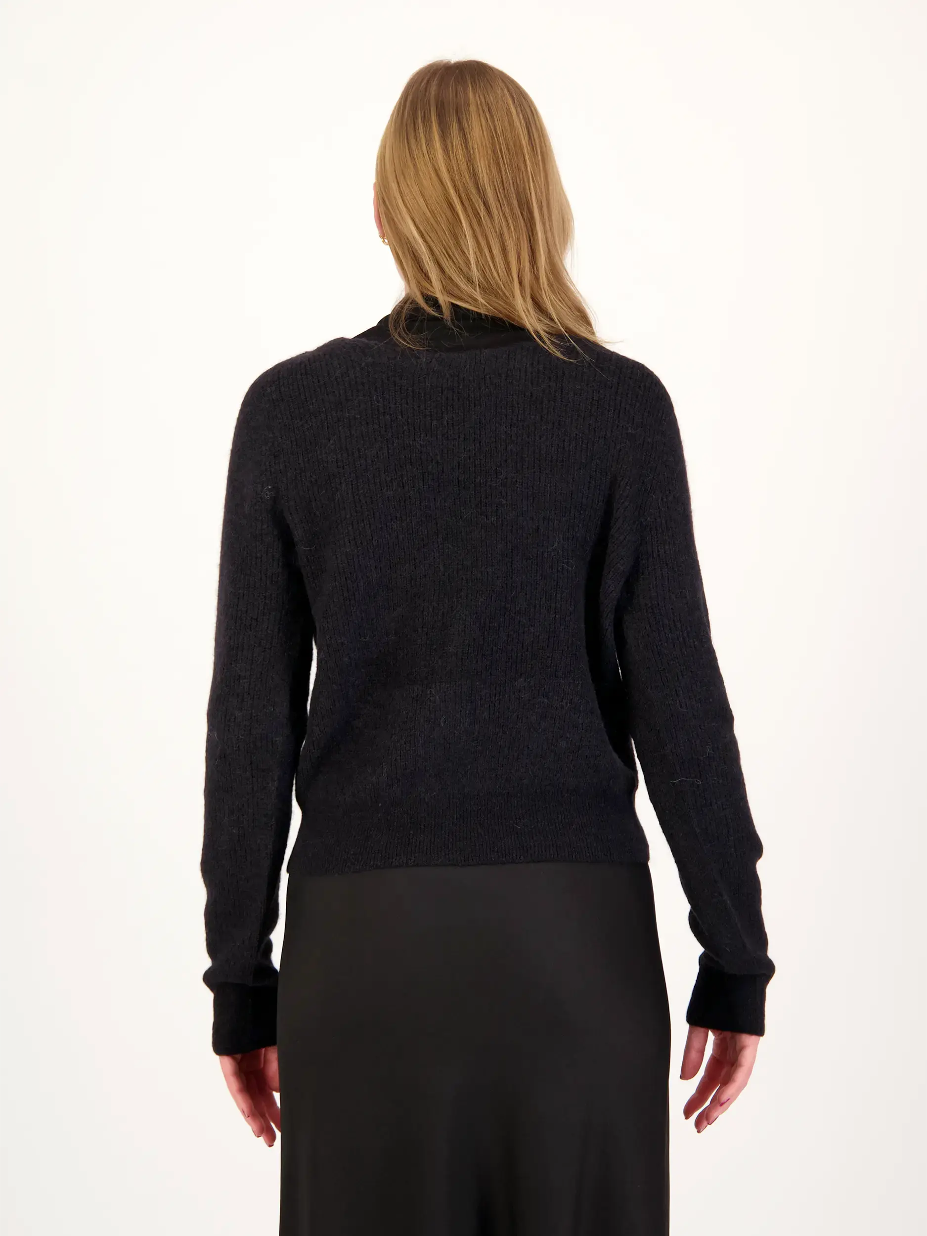Strickjacke 'Gertija' langarm - Artikel Rückseite getragen von einem Modell - Farbe: Schwarz