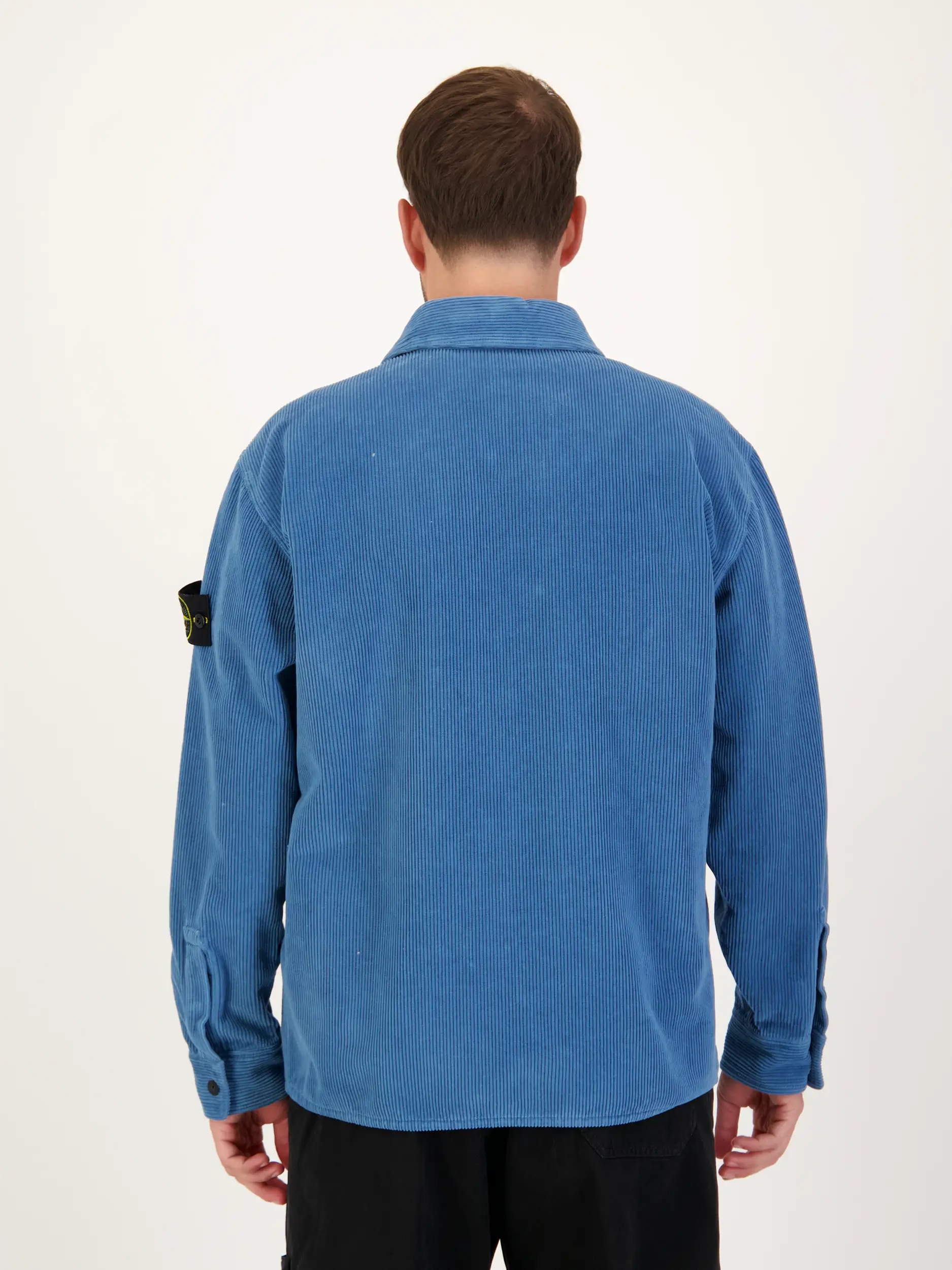 Cord Overshirt - Artikel Rückseite getragen von einem Modell - Farbe: Blau