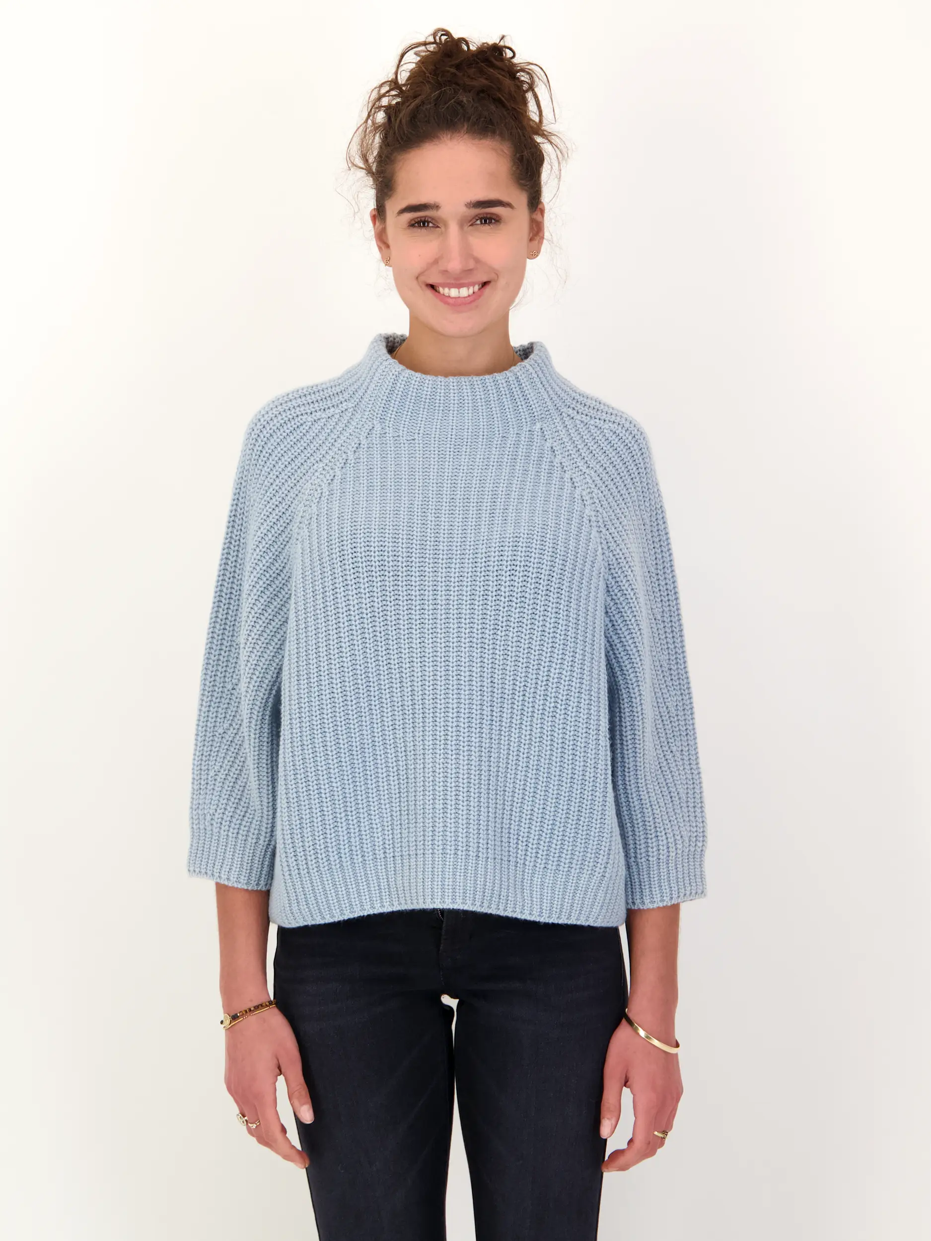 Pullover 'Fallou' aus Kaschmir langarm - Artikel Vorderseite getragen von einem Modell - Farbe: Blau