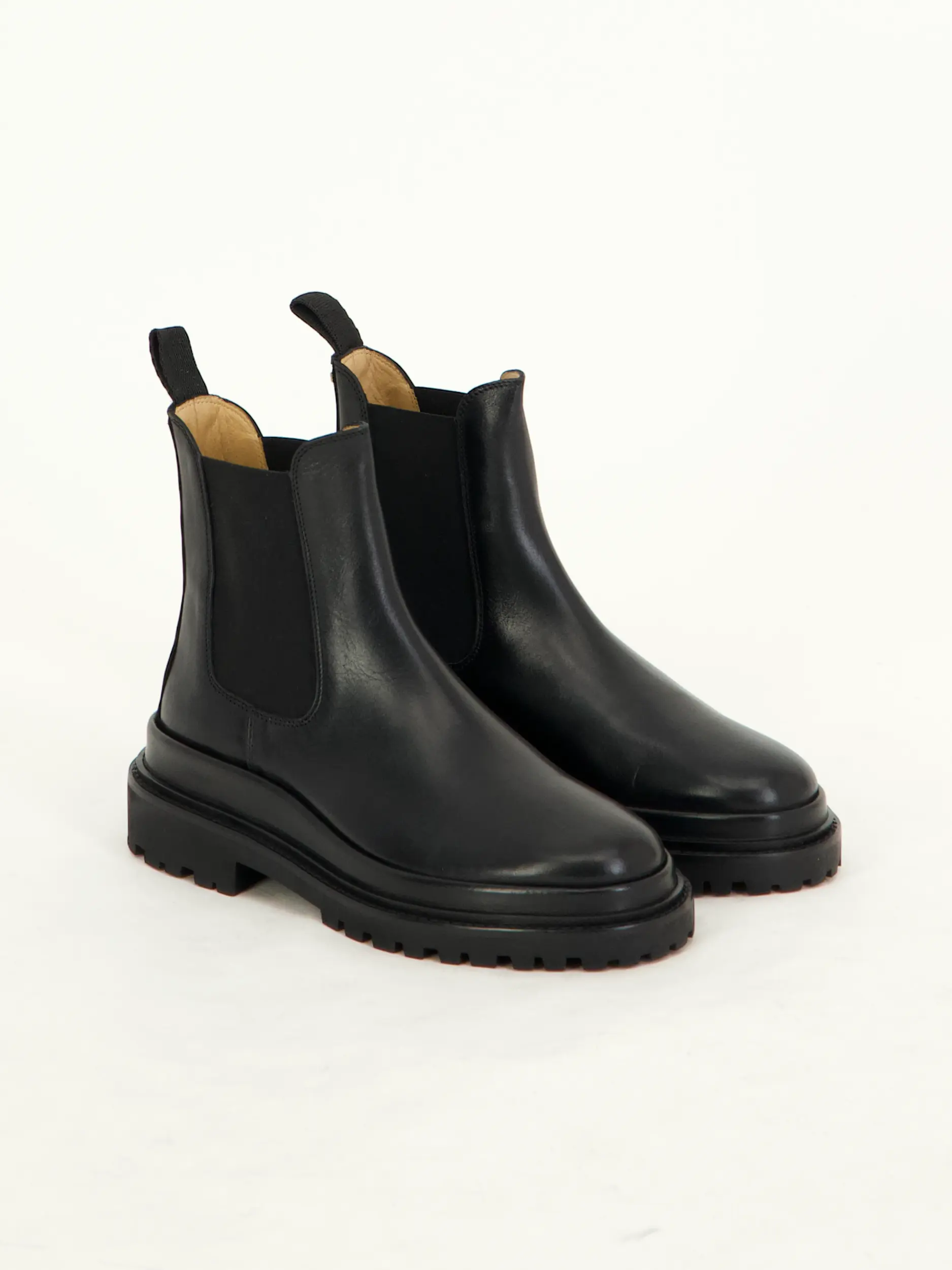 Boots 'Ceilee' - Artikel Teil eines Outfits getragen von einem Modell - Farbe: Schwarz