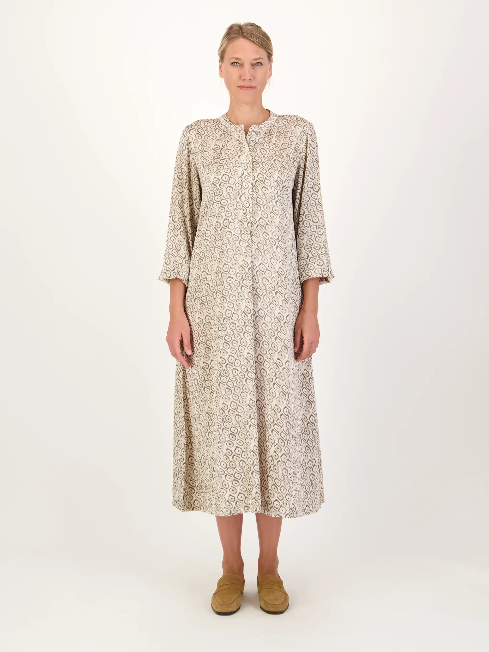 Gemustertes Midi Seidenkleid 'Farus' langarm - Artikel Vorderseite getragen von einem Modell - Farbe: Braun