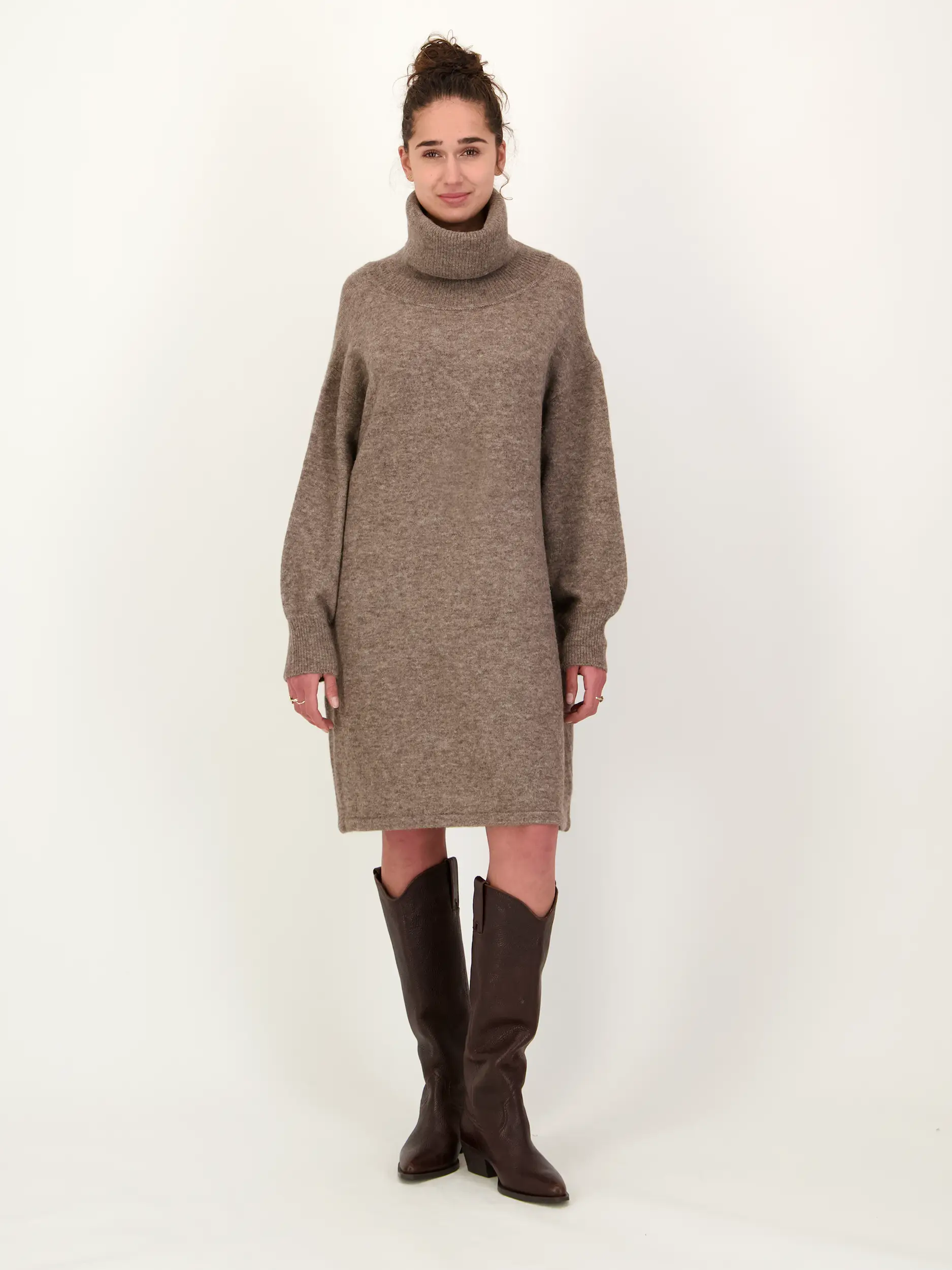 Midi Wollkleid langarm - Artikel Vorderseite getragen von einem Modell - Farbe: Braun