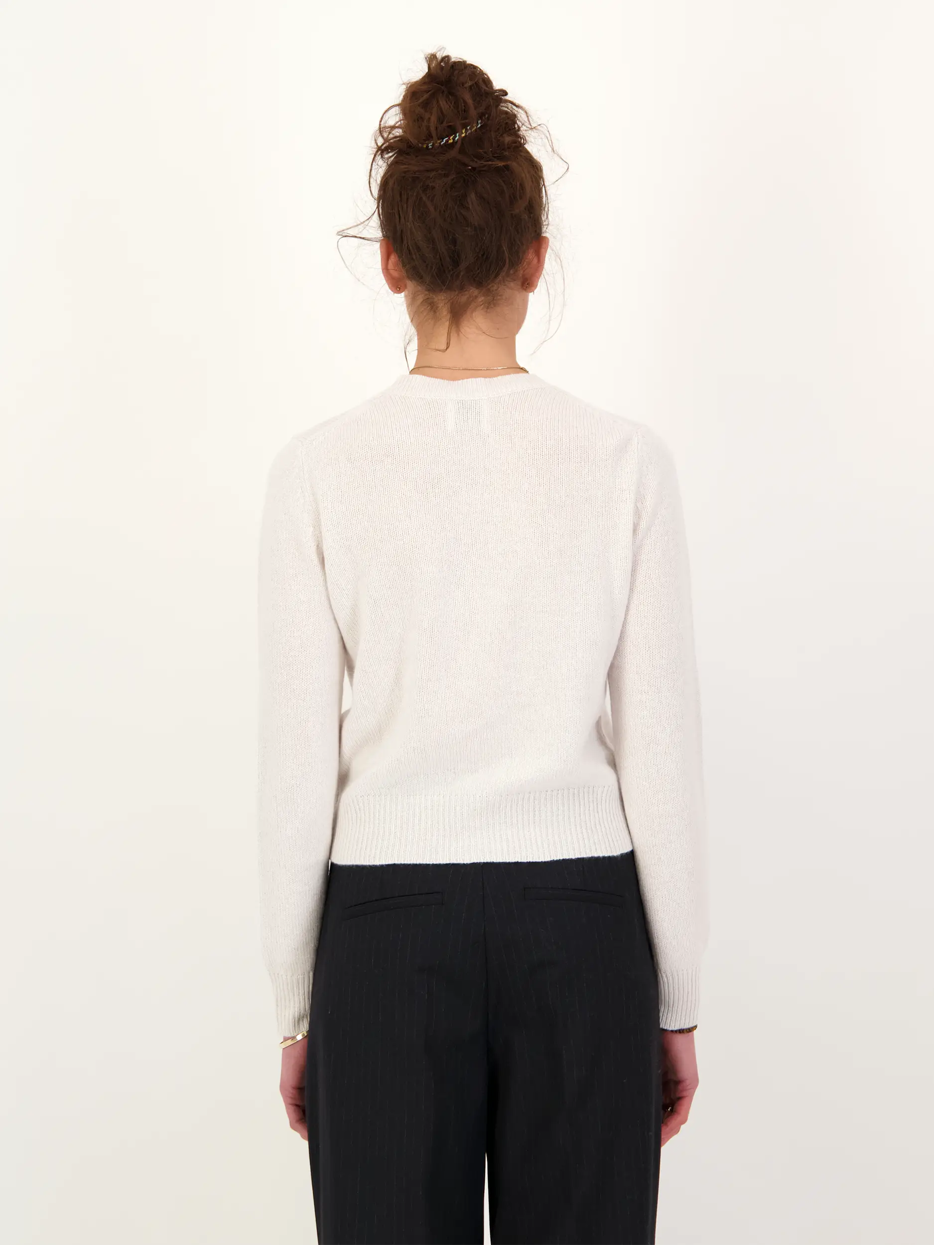 Strickjacke aus Kaschmir - Artikel Rückseite getragen von einem Modell - Farbe: Grau