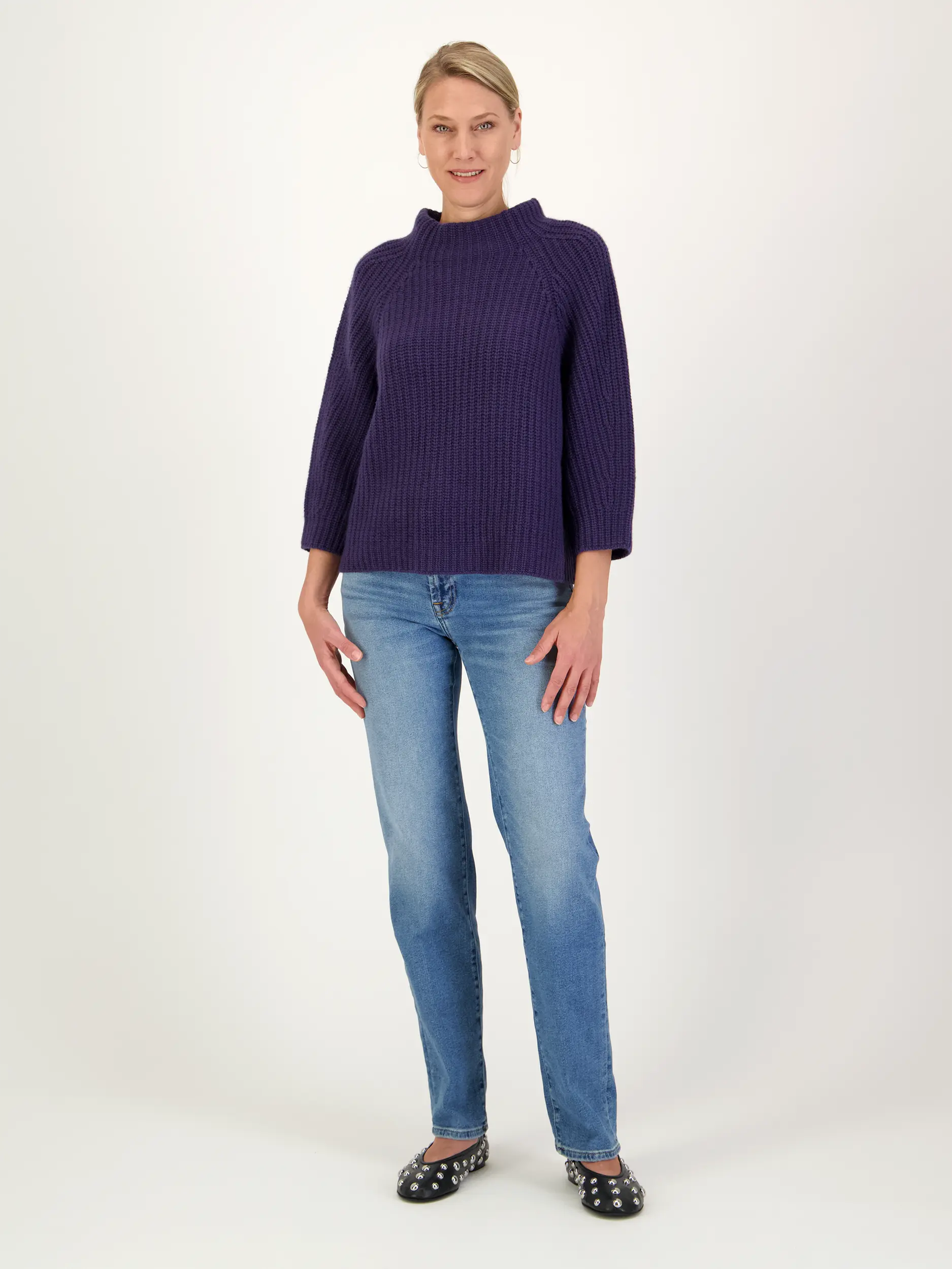 Mid Rise Straight Leg Jeans 'Calie Straight' - Artikel Teil eines Outfits getragen von einem Modell - Farbe: Blau