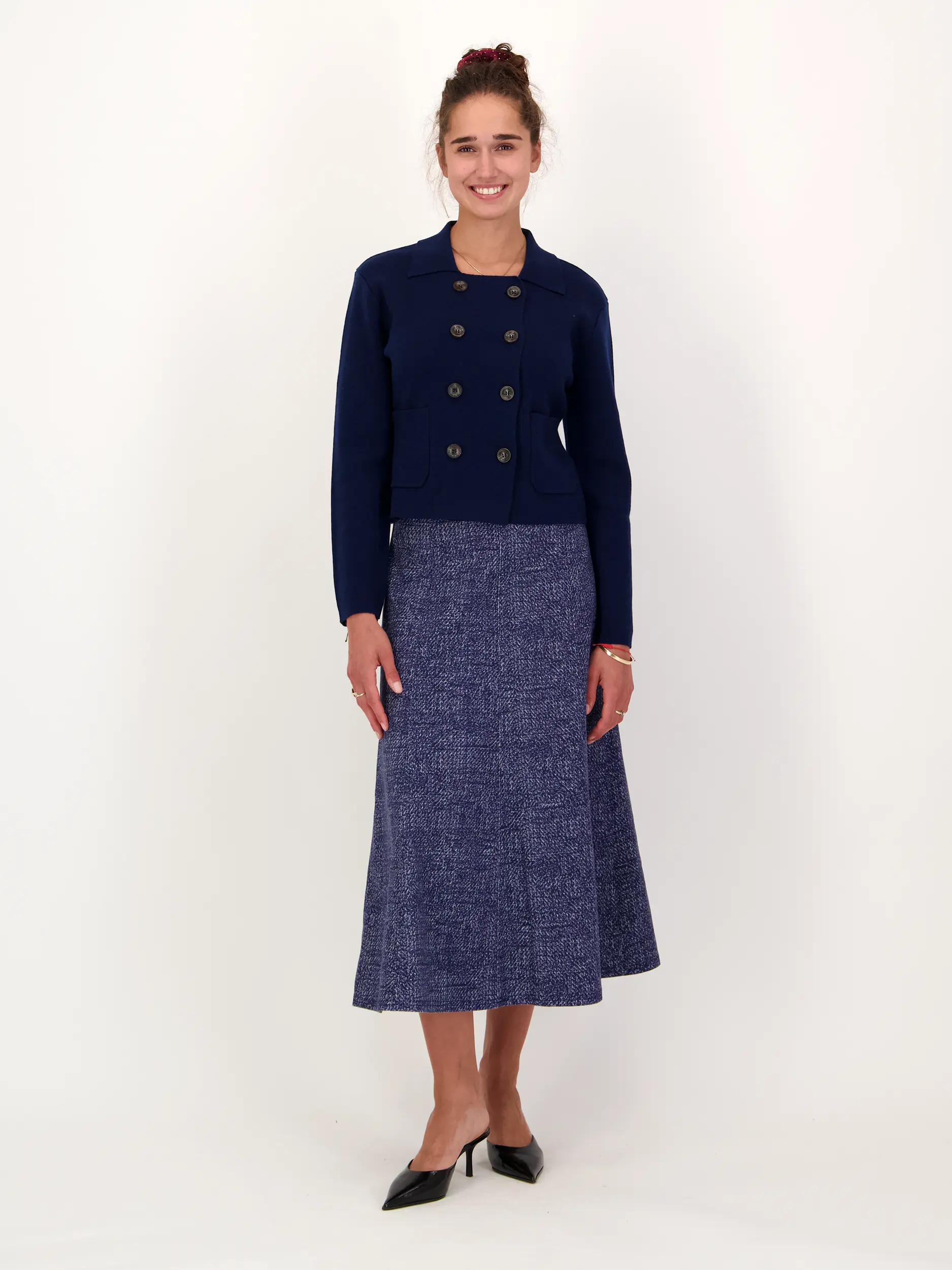 Strickjacke aus Wolle - Artikel Teil eines Outfits getragen von einem Modell - Farbe: Blau