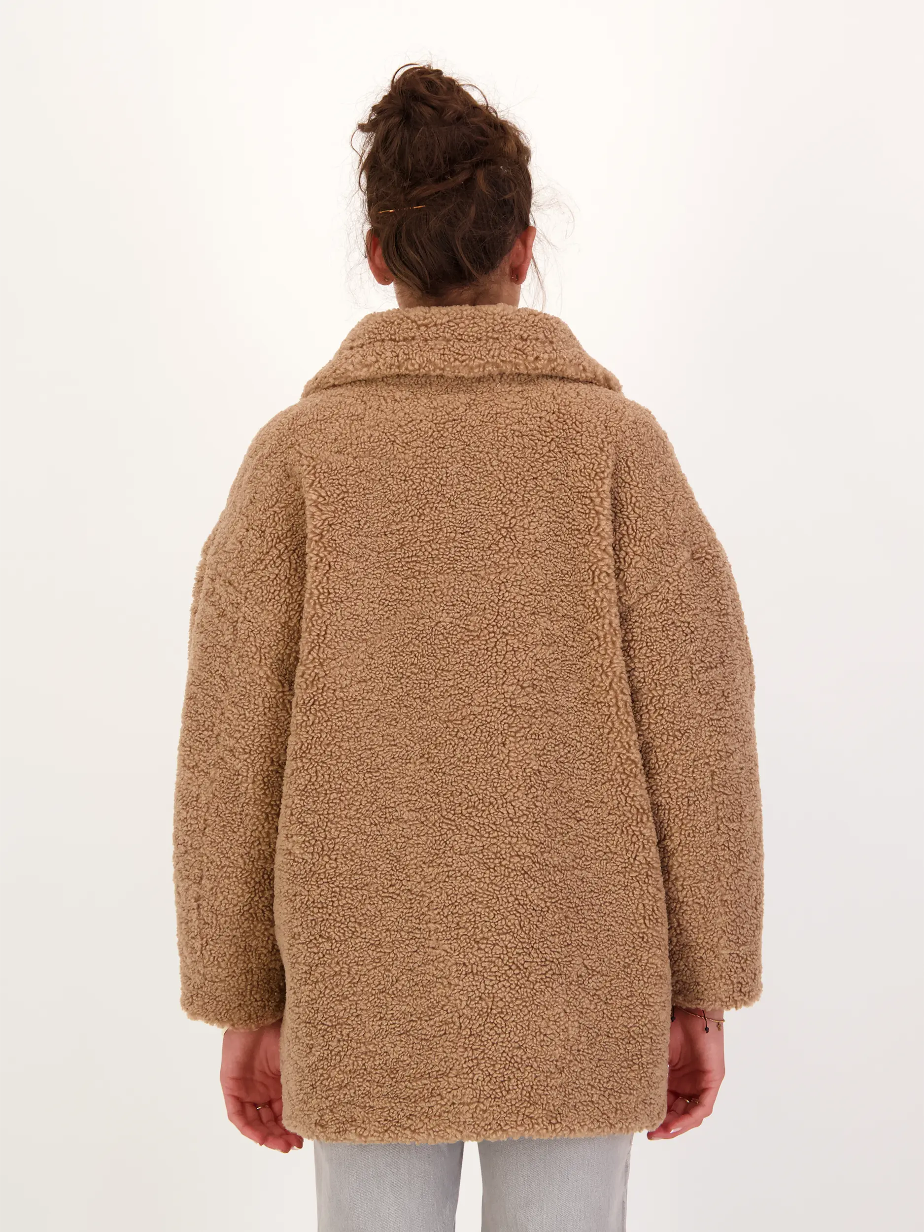 Teddyjacke 'Yogi' - Artikel Rückseite getragen von einem Modell - Farbe: Braun
