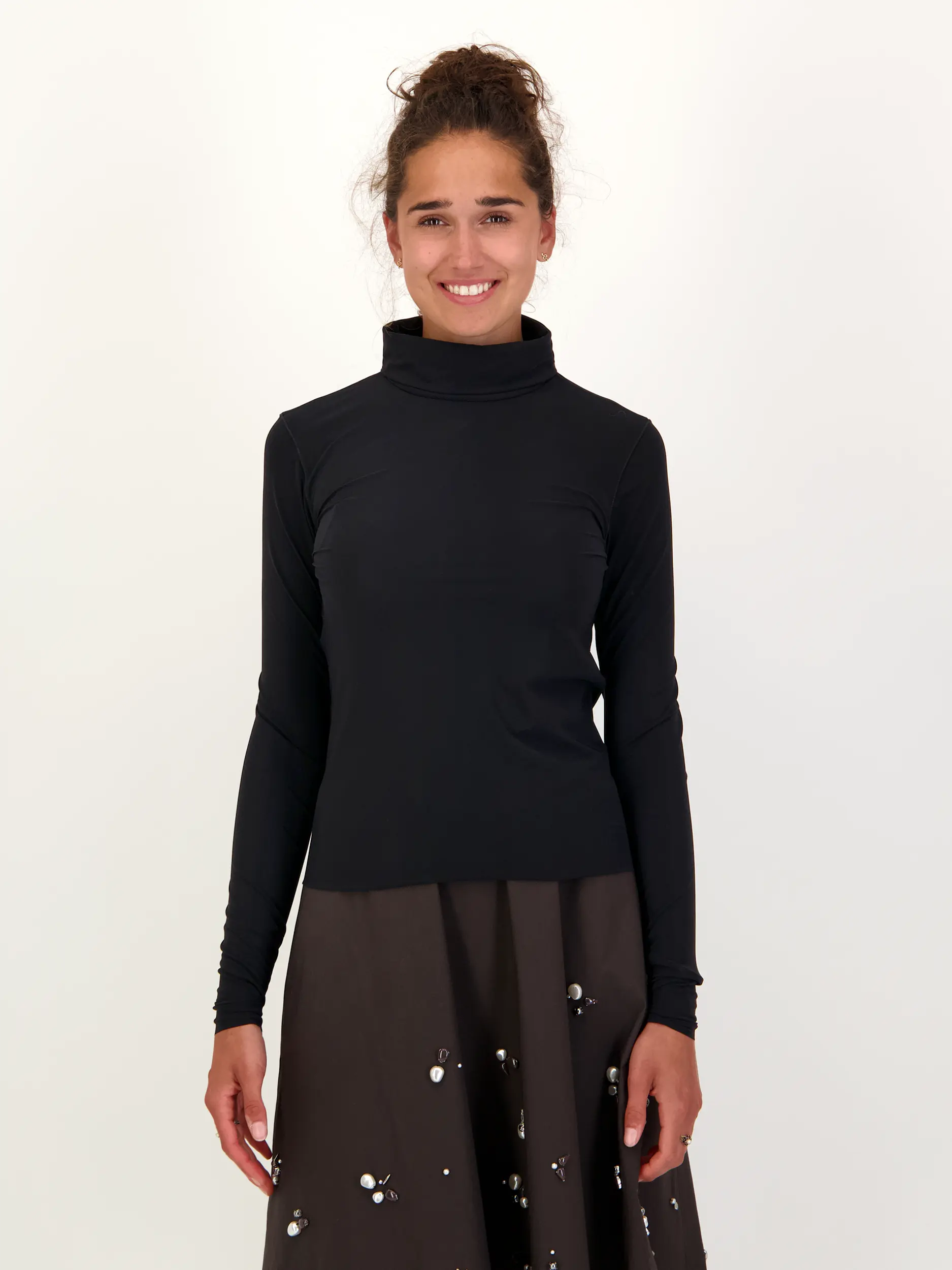Langarmshirt  'Perfect Match' mit Rollkragen - Artikel Vorderseite getragen von einem Modell - Farbe: Schwarz