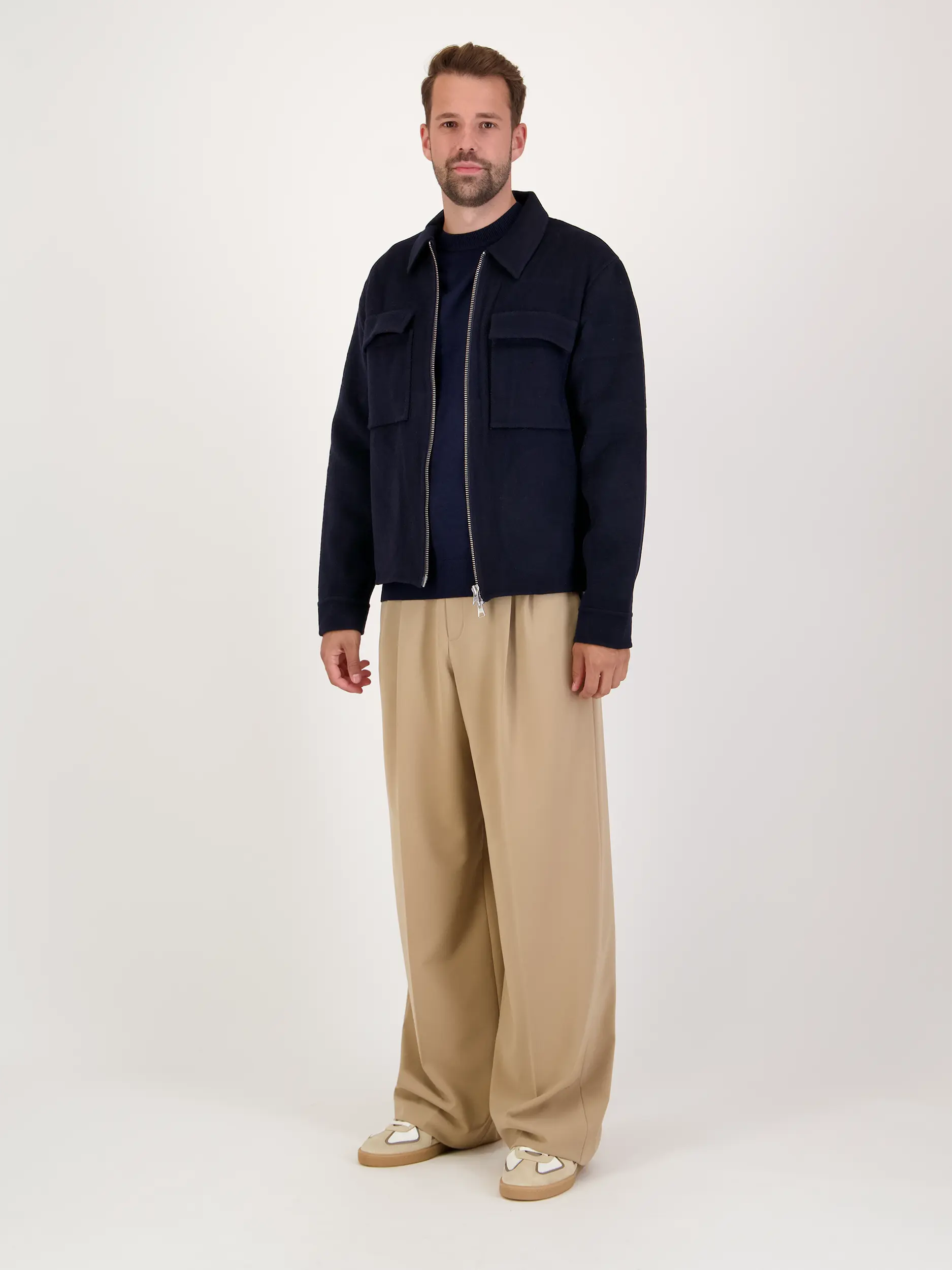 Pullover 'Ted' - Artikel Teil eines Outfits getragen von einem Modell - Farbe: Blau