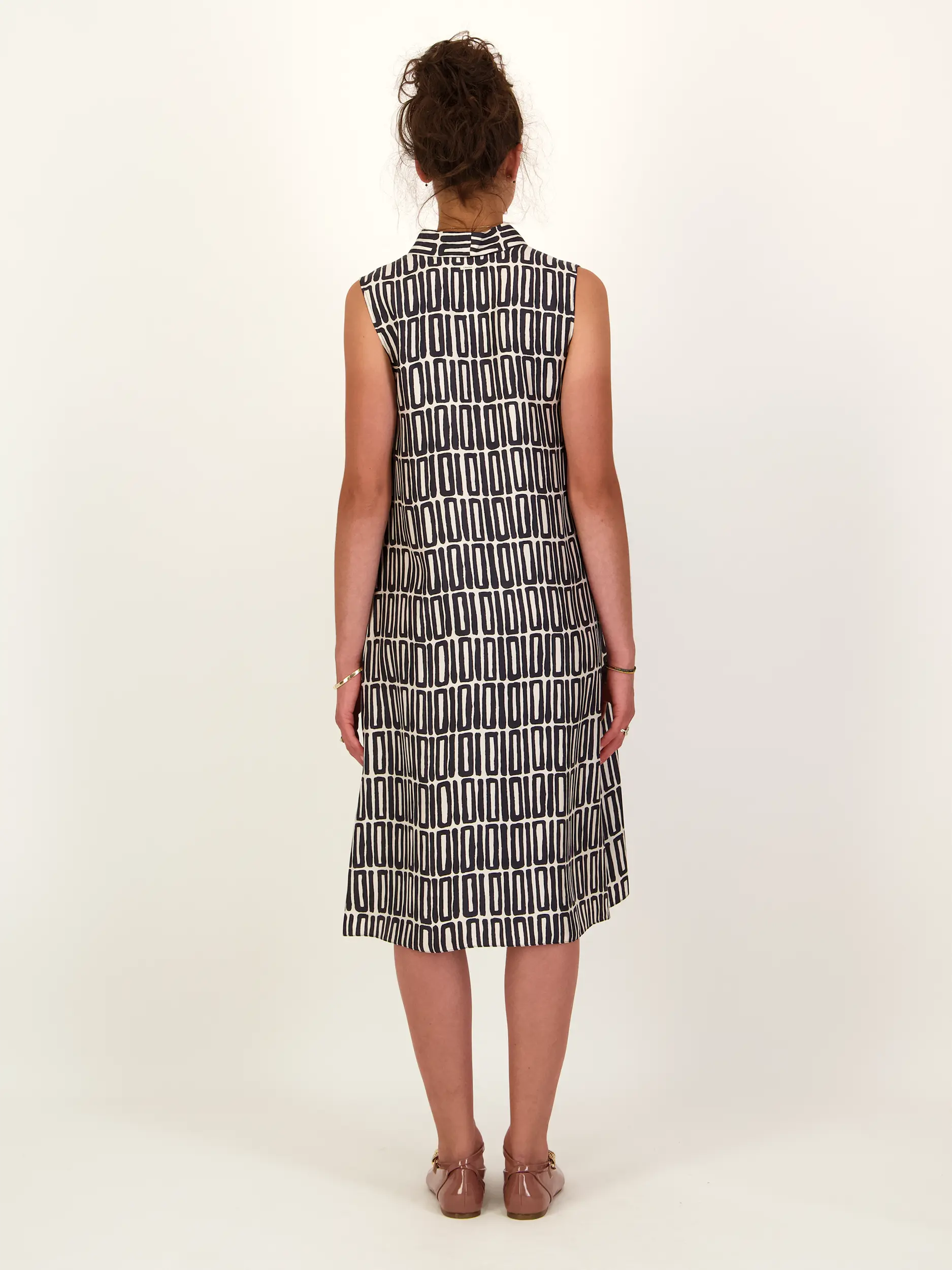 Gemustertes Midi Seidenkleid 'Jackie' ärmellos - Artikel Rückseite getragen von einem Modell