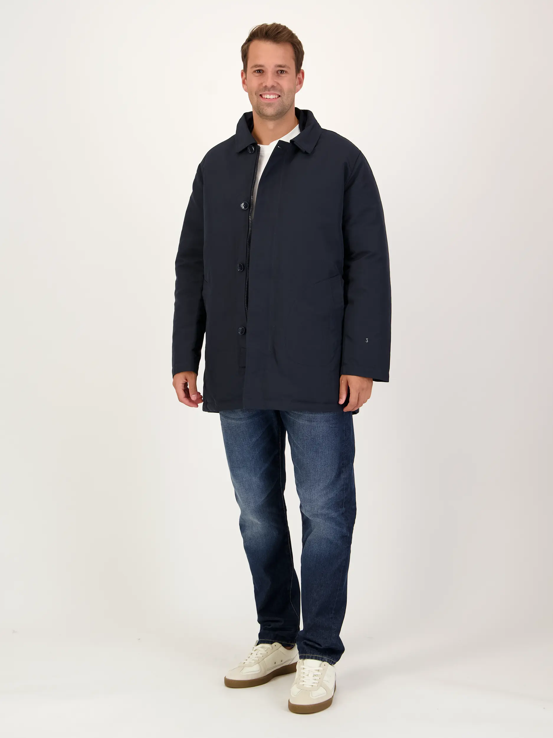 Wasserabweisender Kurzmantel - Artikel Teil eines Outfits getragen von einem Modell - Farbe: Blau
