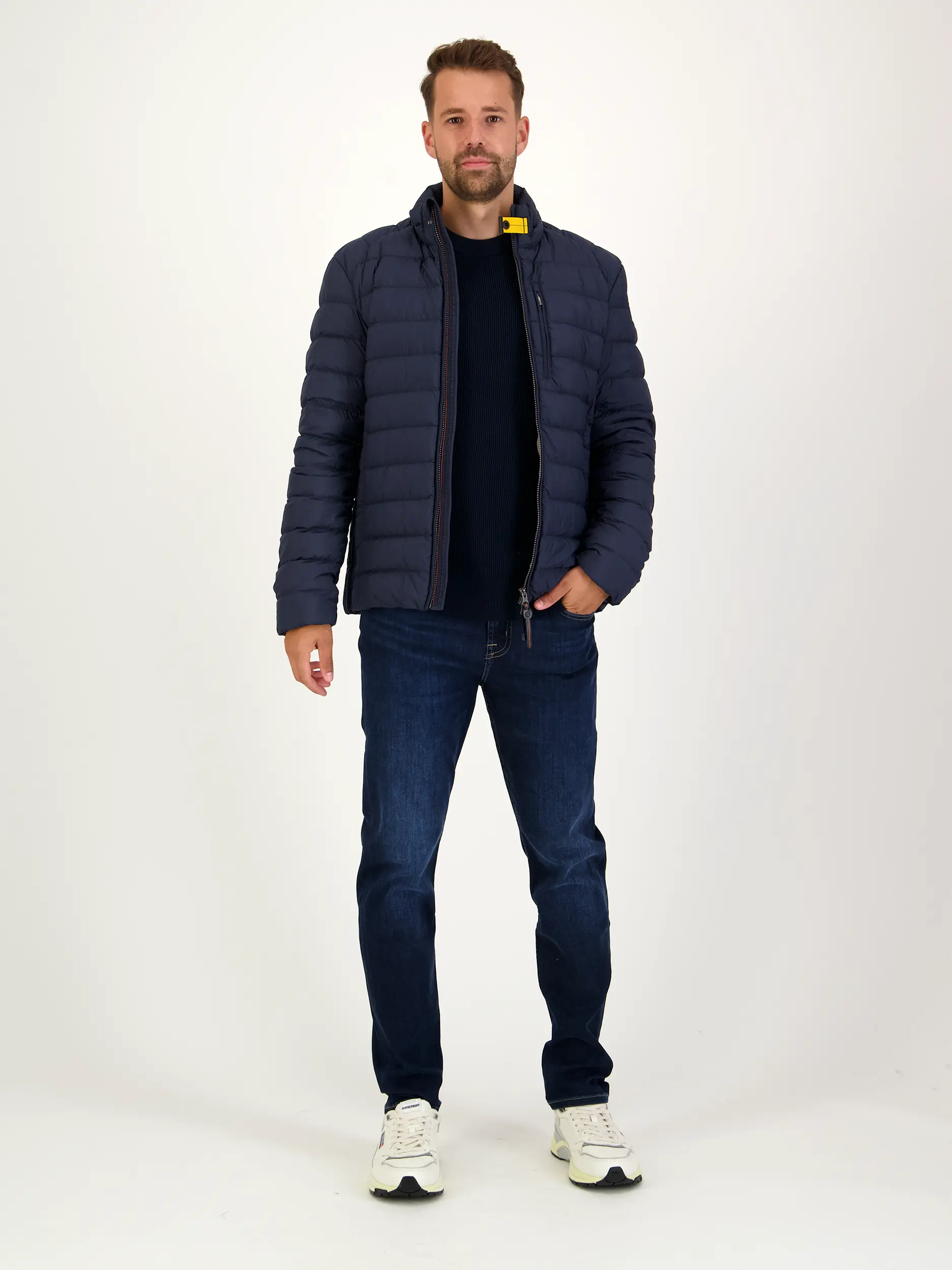 Pullover 'Kevin' - Artikel Teil eines Outfits getragen von einem Modell - Farbe: Blau