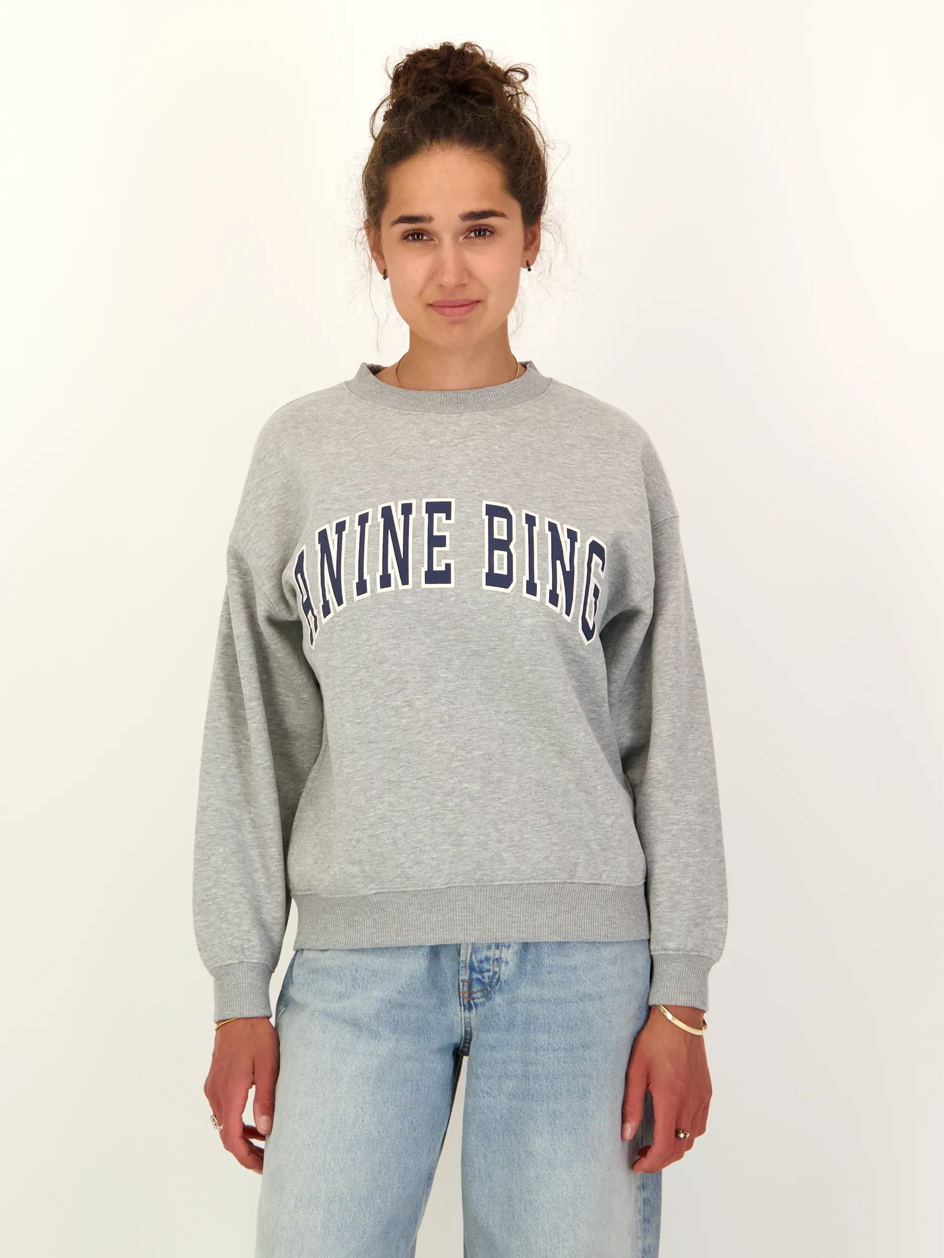 Sweatshirt 'Spencer' mit Logo - Artikel Vorderseite getragen von einem Modell