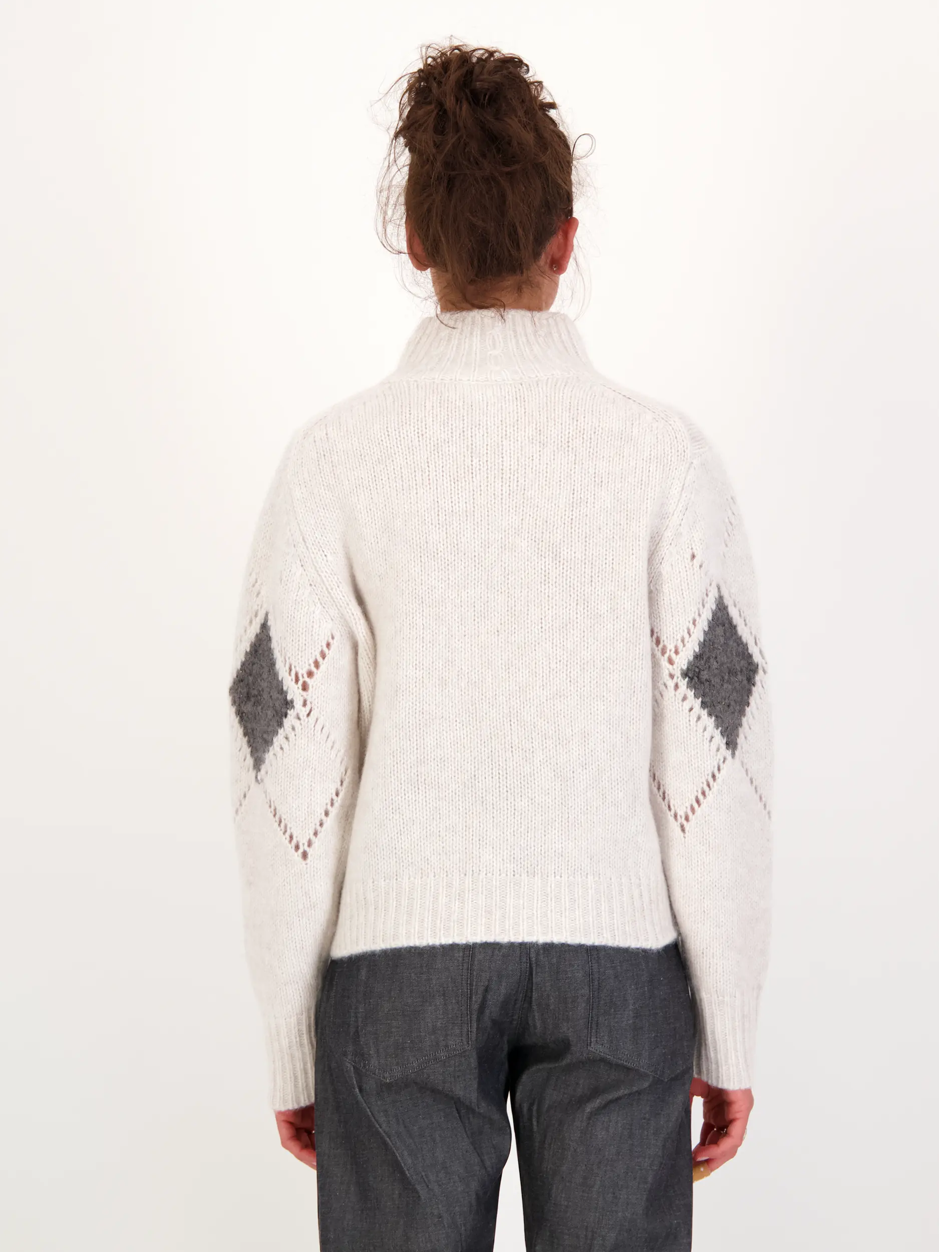 Gemusterter Pullover aus Kaschmir langarm - Artikel Rückseite getragen von einem Modell - Farbe: Creme