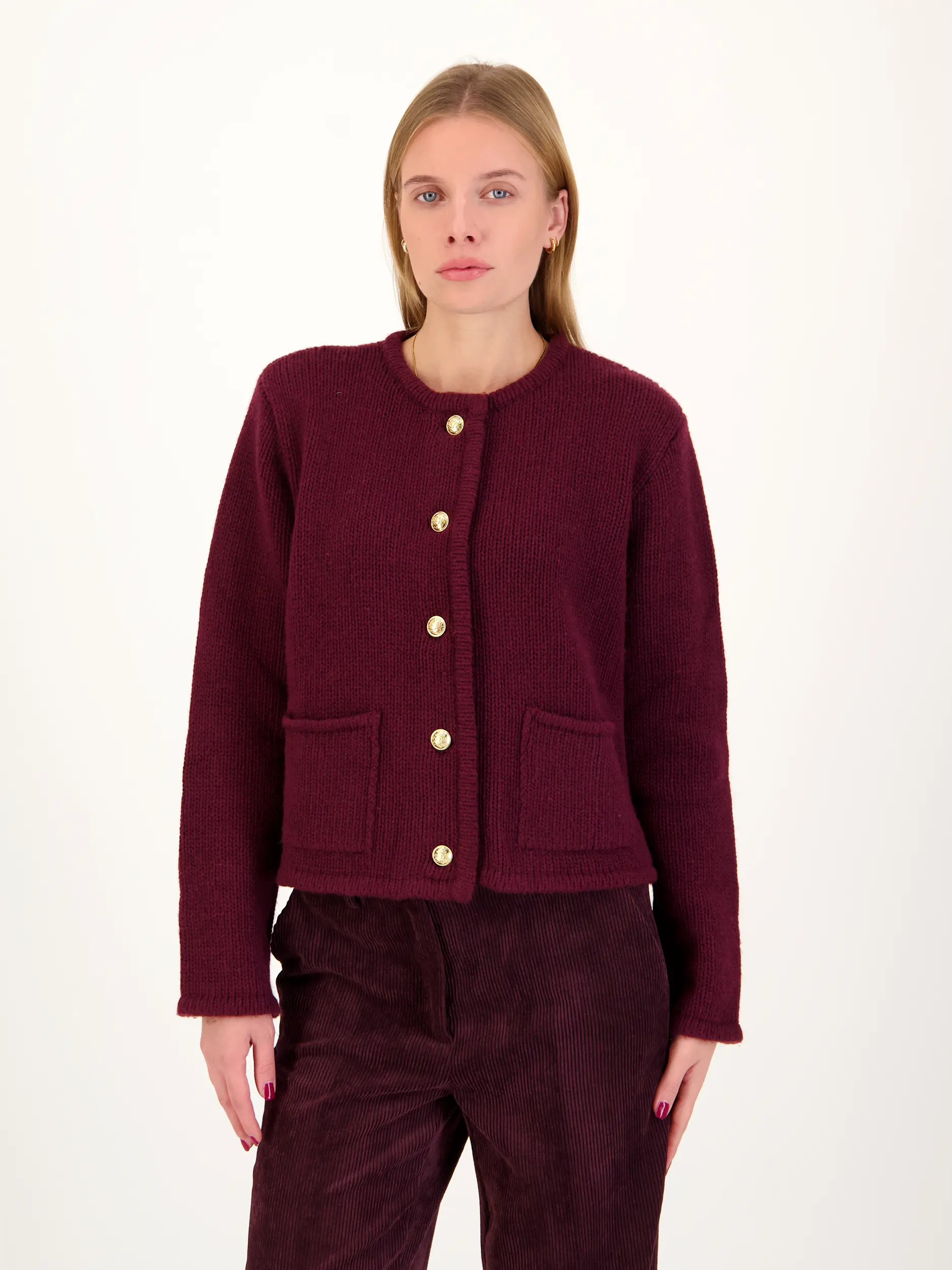 Strickjacke 'Patricia' - Artikel Vorderseite getragen von einem Modell - Farbe: Rot