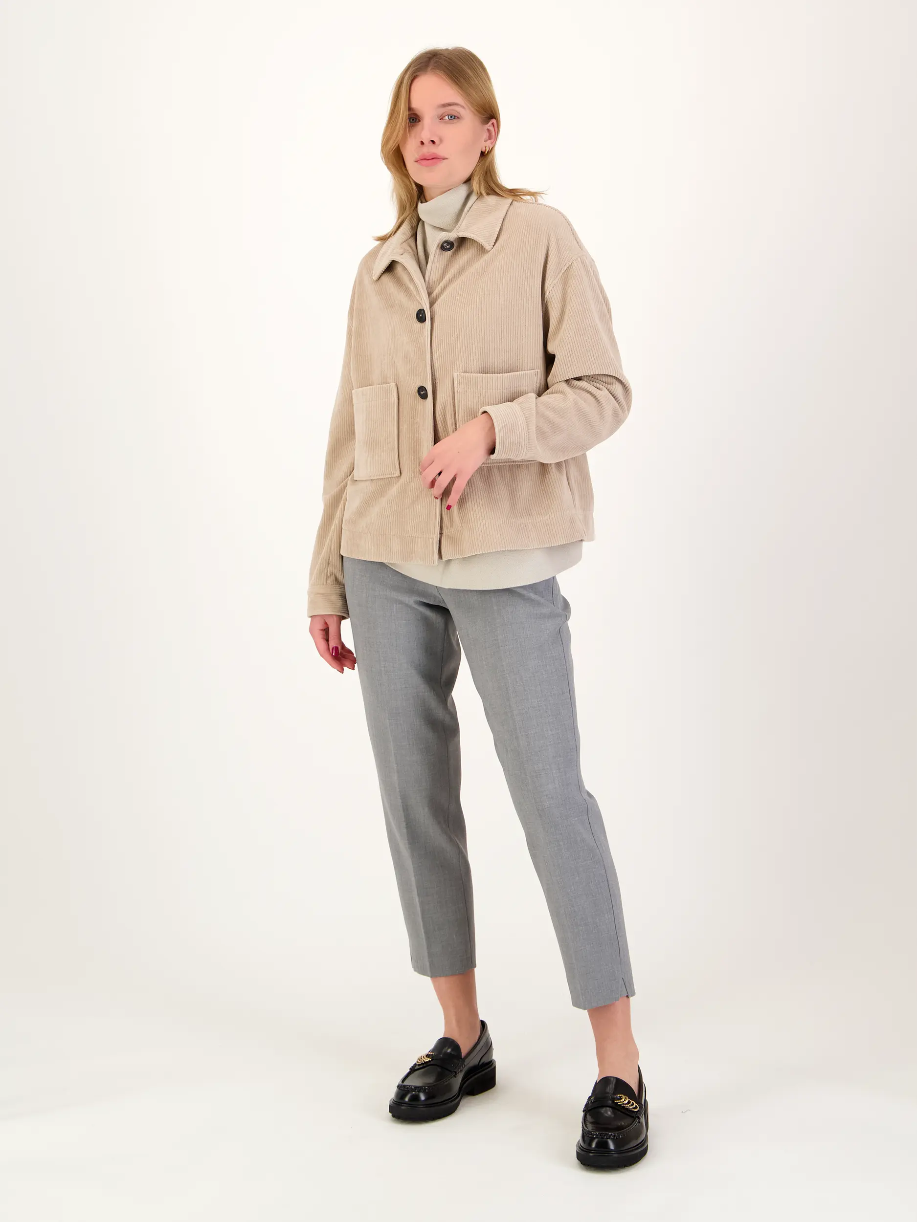 Cordblazer  - Artikel Teil eines Outfits getragen von einem Modell - Farbe: Beige