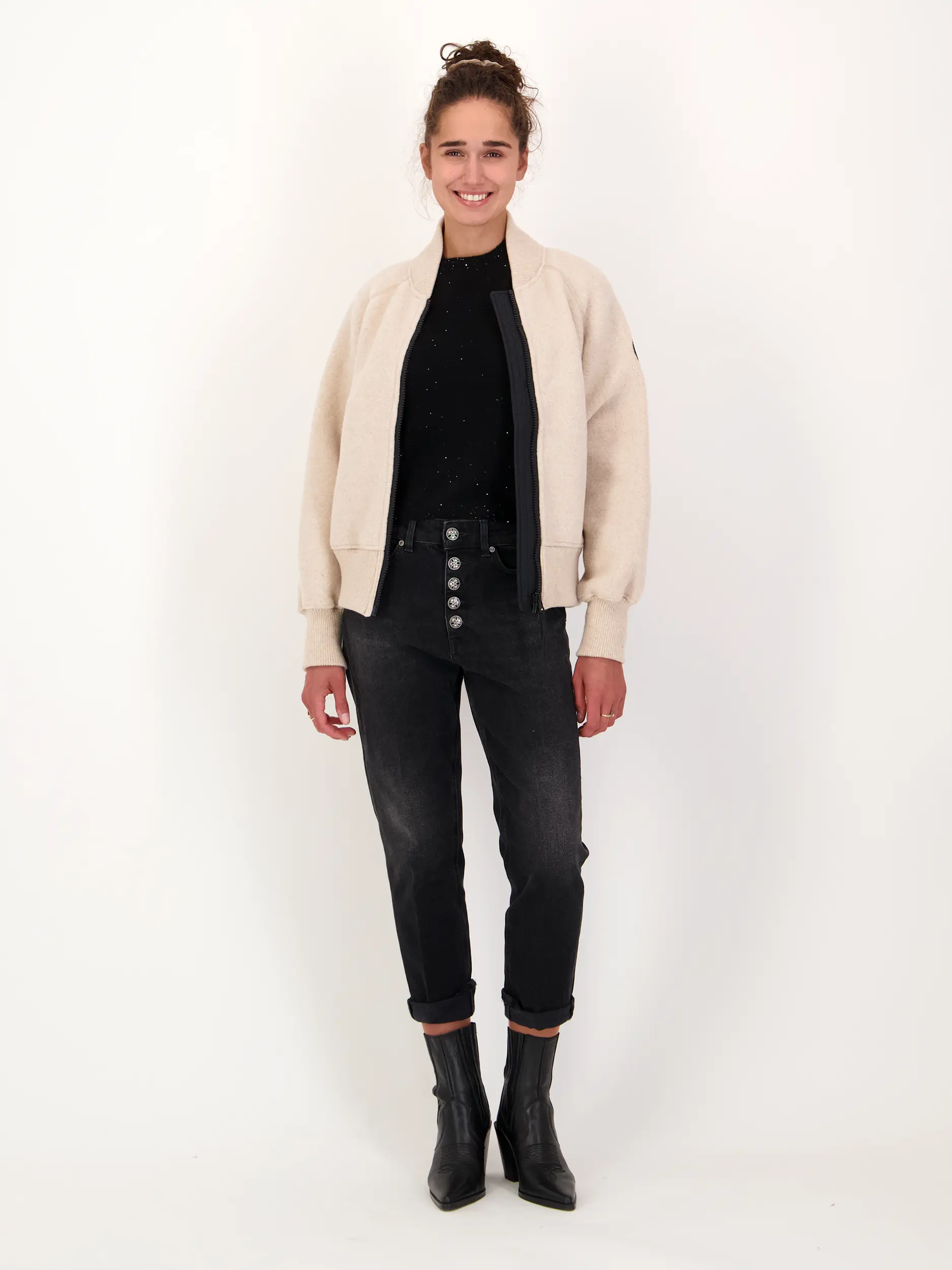 Bomberjacke ' Sierra' aus Fleece - Artikel Teil eines Outfits getragen von einem Modell - Farbe: Beige