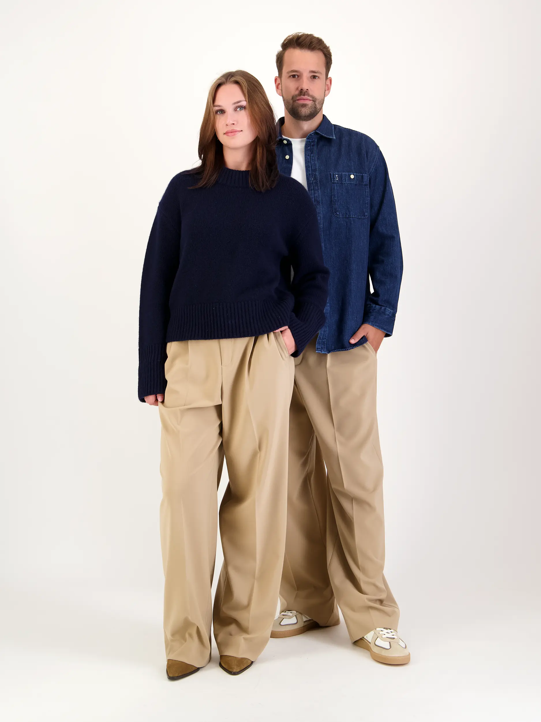 Unisex Hose 'Noa' - Artikel Teil eines Outfits getragen von einem Modell - Farbe: Beige