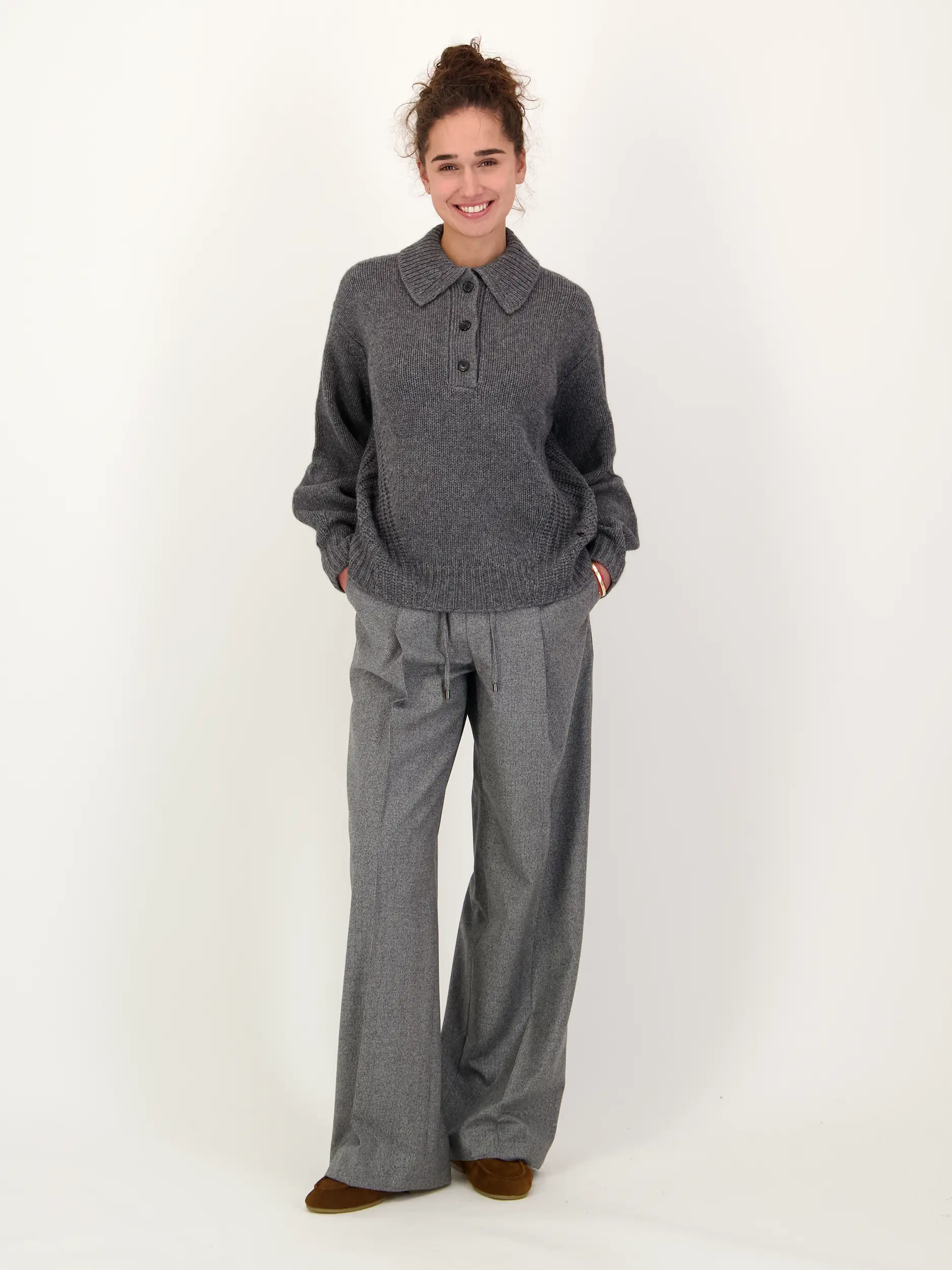 Pullover 'Jojo' - Artikel Teil eines Outfits getragen von einem Modell - Farbe: Grau