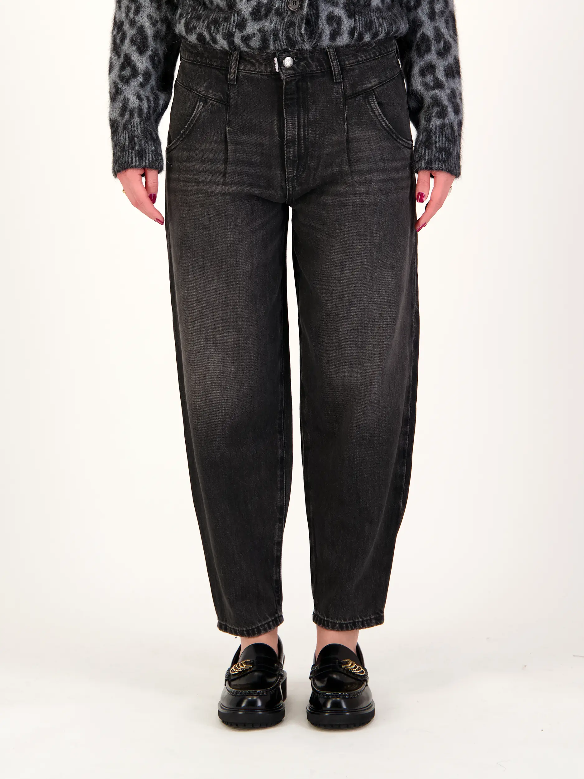 High Rise O-Shape Jeans 'The O Shape' - Artikel Vorderseite getragen von einem Modell - Farbe: Grau