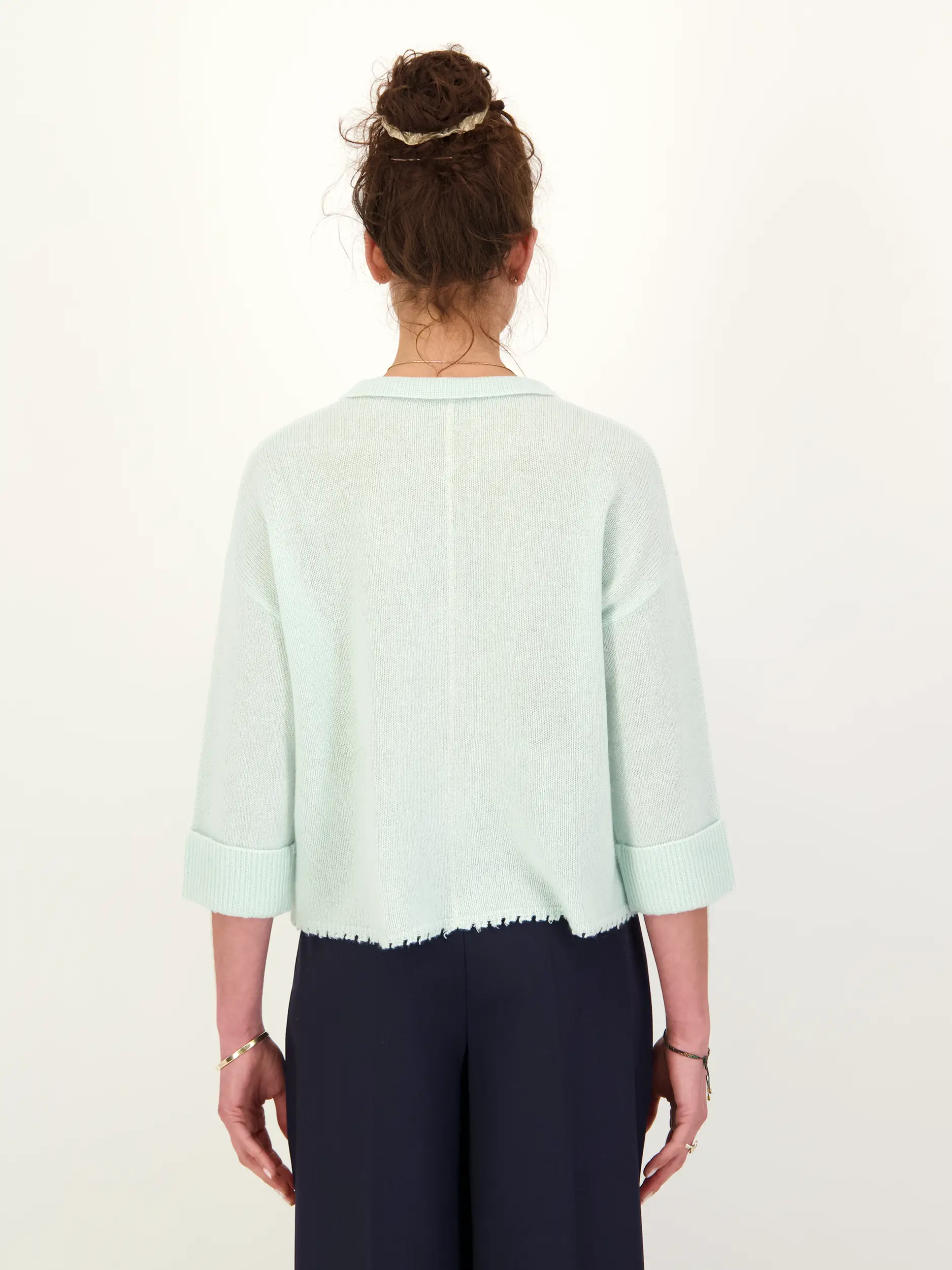 Strickjacke aus Kaschmir Mix - Artikel Rückseite getragen von einem Modell - Farbe: Grün