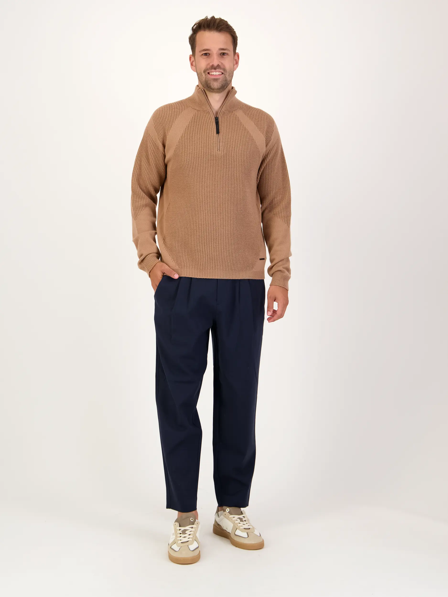 Pullover 'Flint' aus Woll-Mix langarm - Artikel Teil eines Outfits getragen von einem Modell - Farbe: Braun