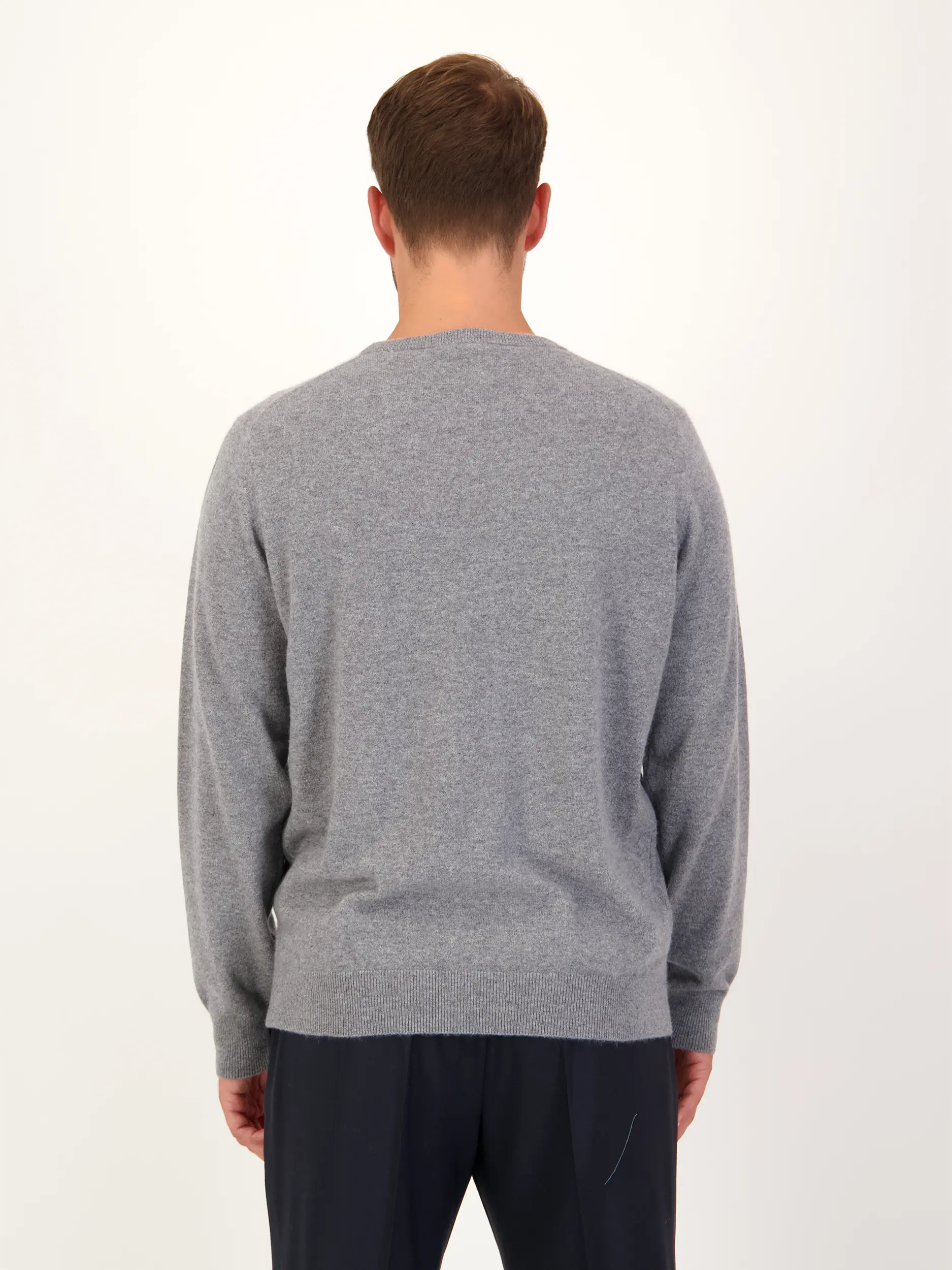 Pullover aus Kaschmir langarm - Artikel Rückseite getragen von einem Modell - Farbe: Grau