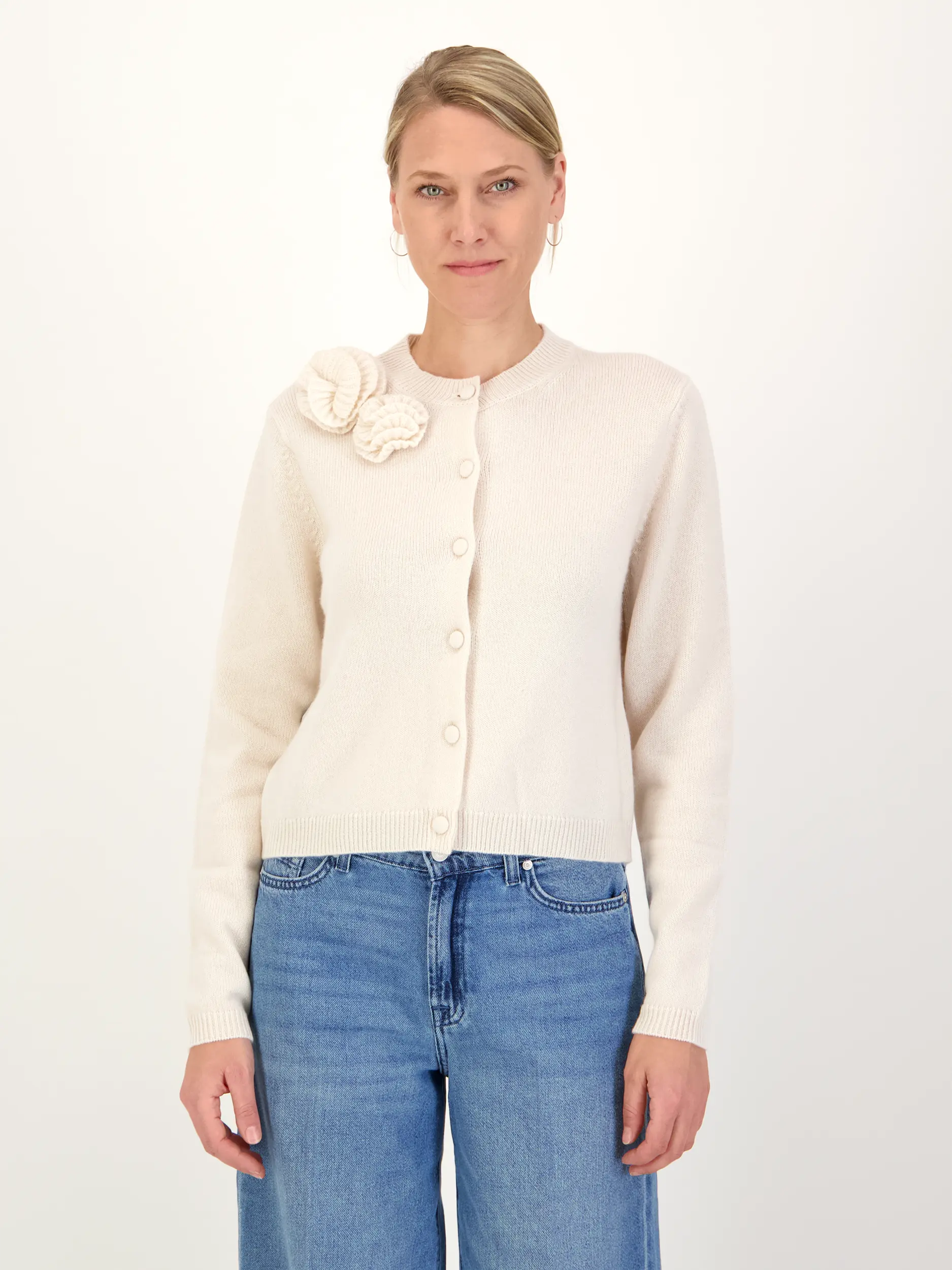 Strickjacke aus Wolle - Artikel Vorderseite getragen von einem Modell - Farbe: Creme