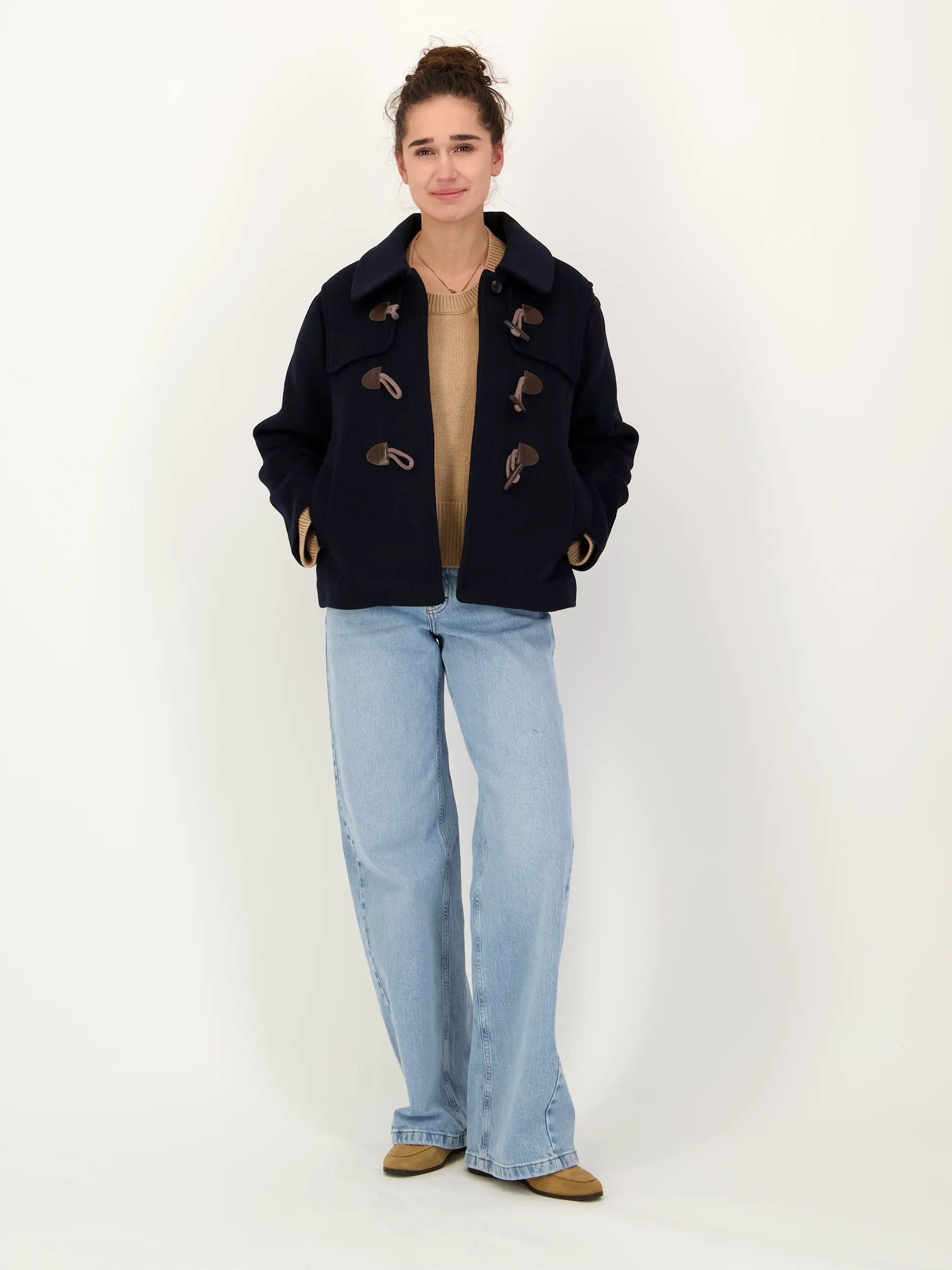 Wolljacke - Artikel Teil eines Outfits getragen von einem Modell - Farbe: Blau