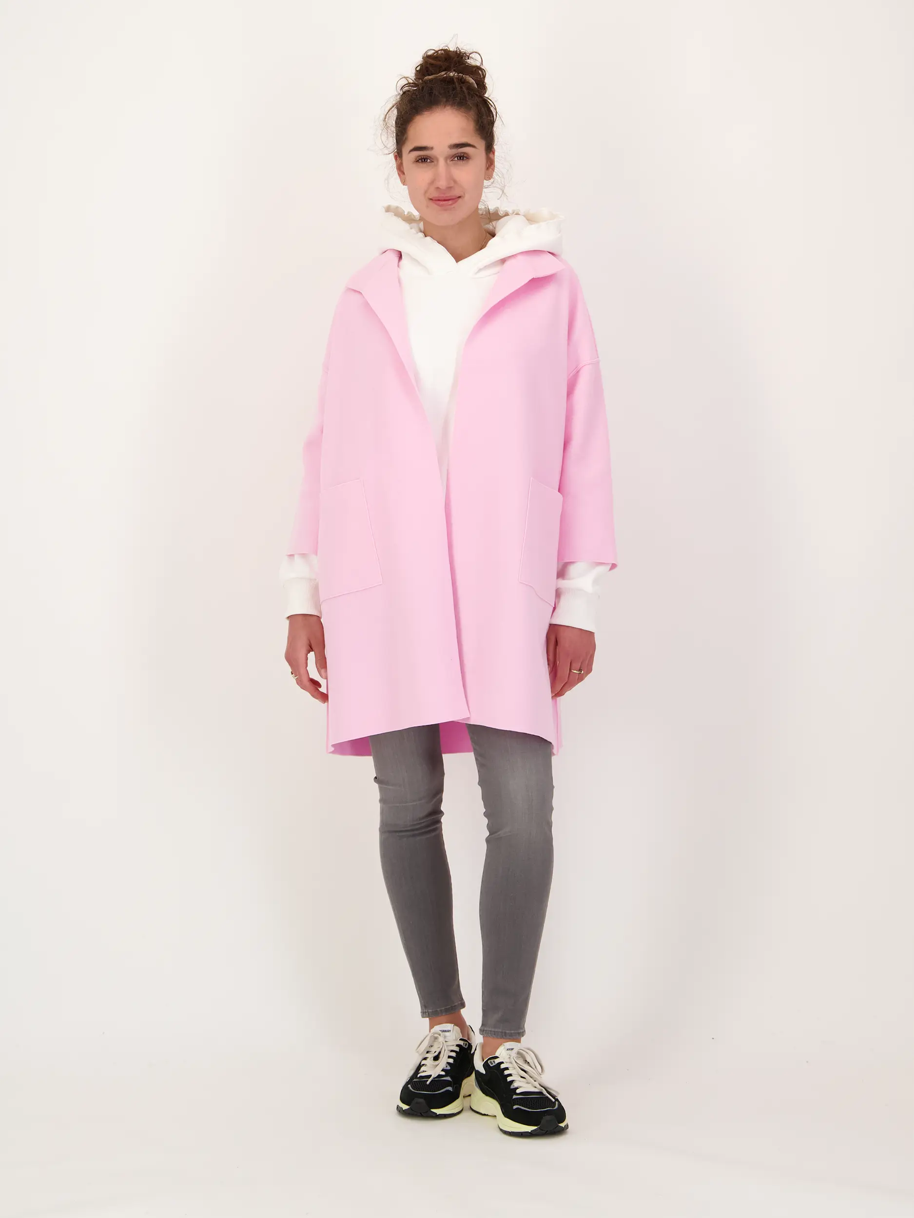 High Waist Skinny Jeans - Artikel Teil eines Outfits getragen von einem Modell - Farbe: Grau