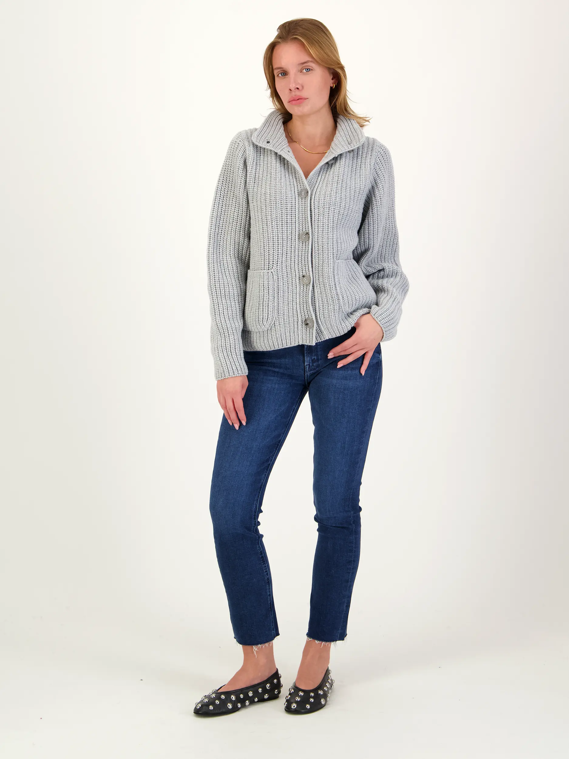 Strickjacke 'Amarilla' aus Kaschmir - Artikel Teil eines Outfits getragen von einem Modell - Farbe: Grau