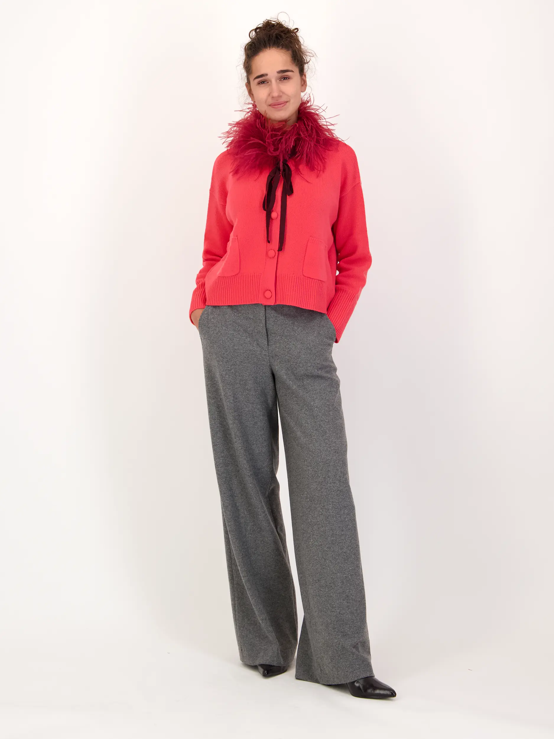 Strickjacke aus Wolle - Artikel Teil eines Outfits getragen von einem Modell - Farbe: Rot