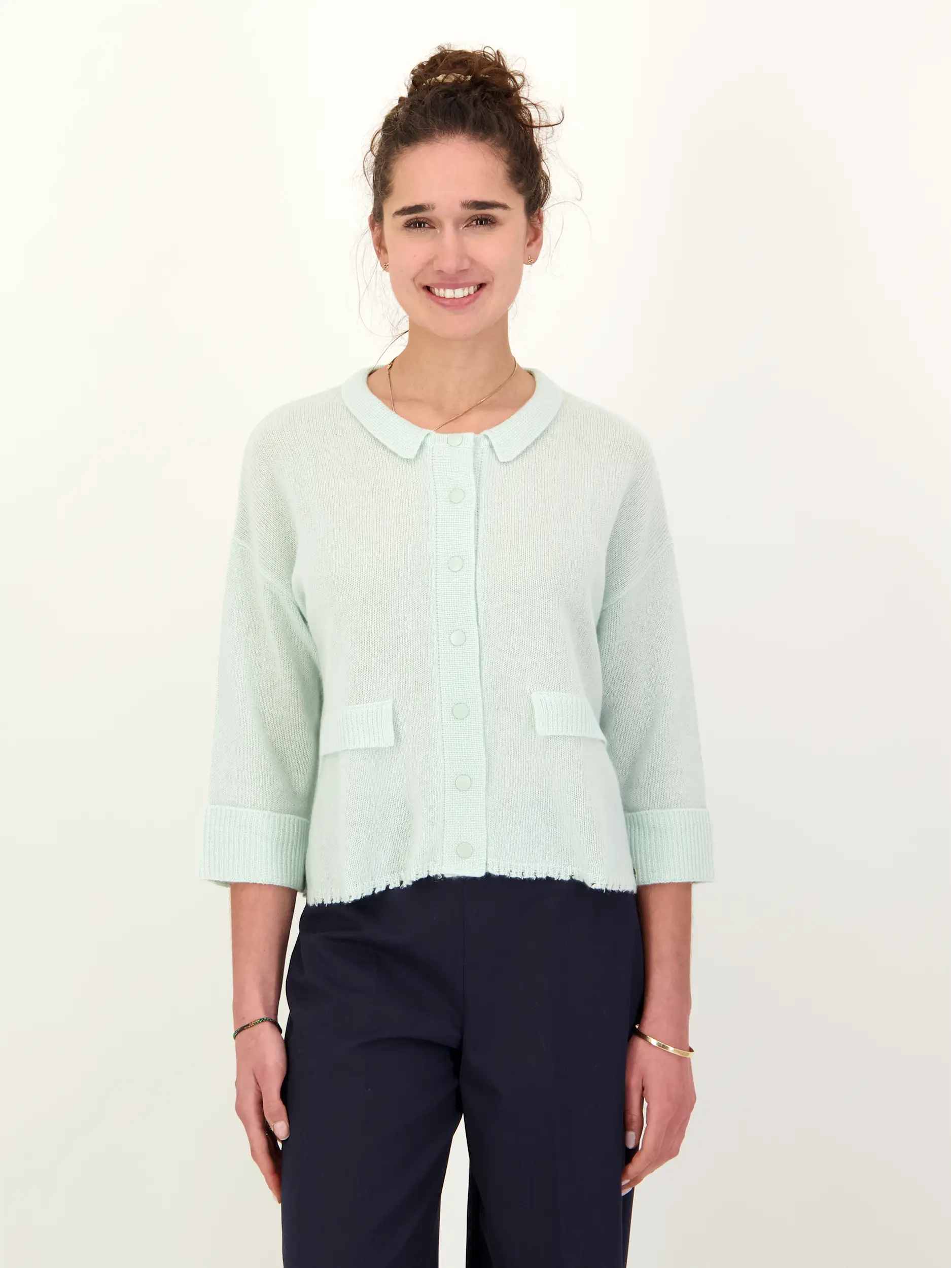 Strickjacke aus Kaschmir Mix - Artikel Vorderseite getragen von einem Modell - Farbe: Grün