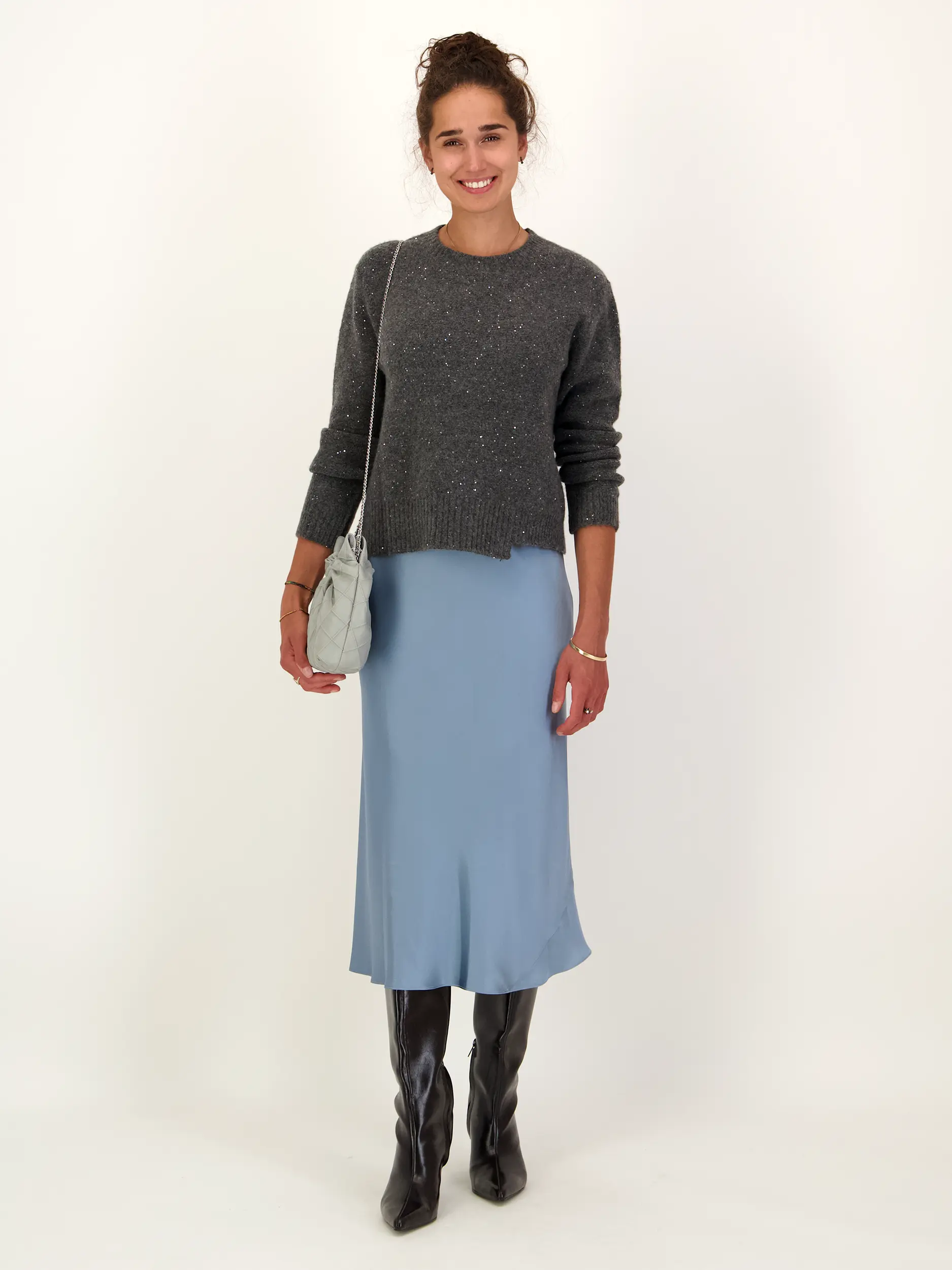 Pullover 'Belet' aus Kaschmir mit Glitzerpailletten langarm - Artikel Teil eines Outfits getragen von einem Modell
