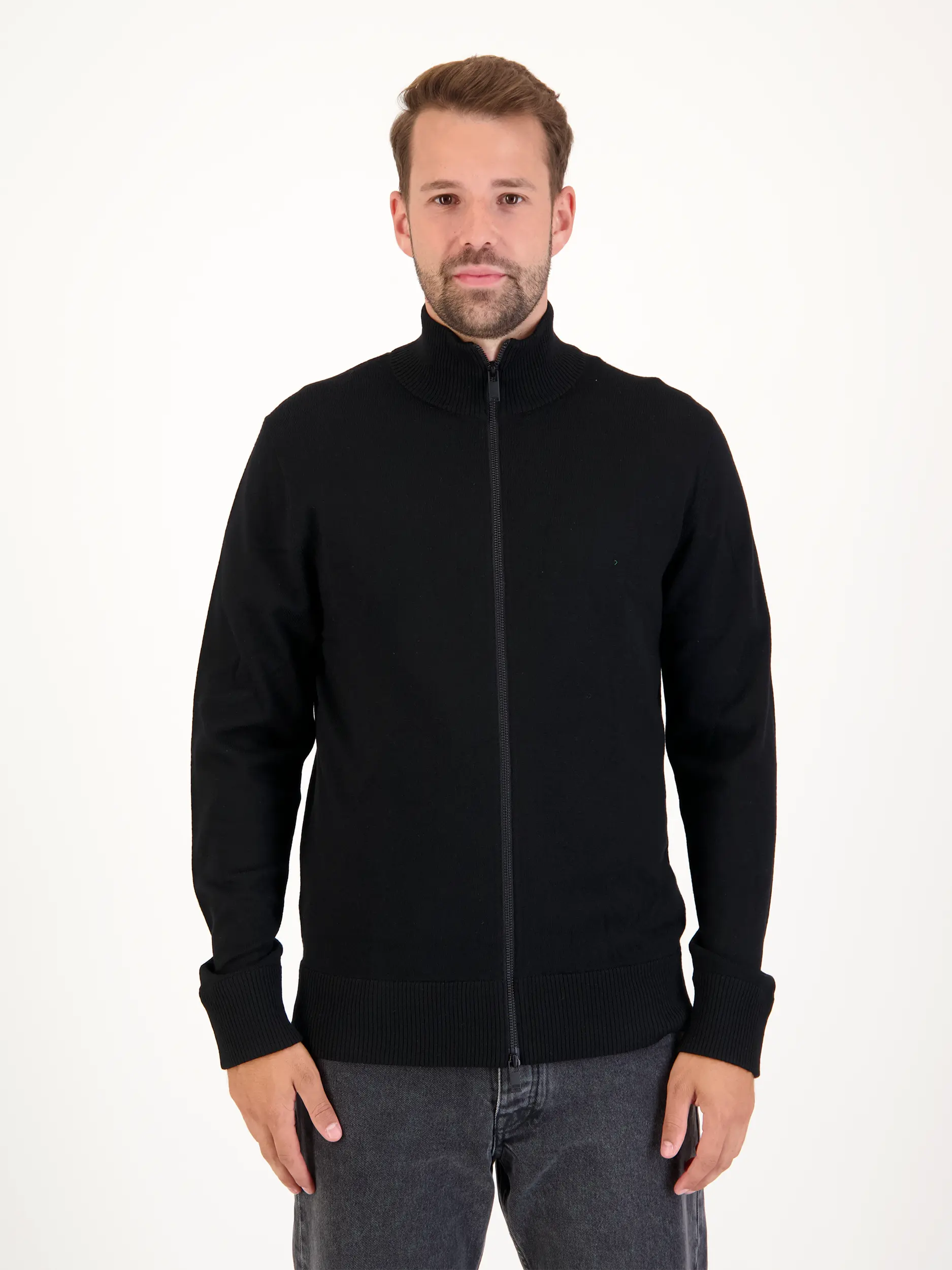 Strickjacke 'Antonio' aus Schurwolle - Artikel Vorderseite getragen von einem Modell - Farbe: Schwarz