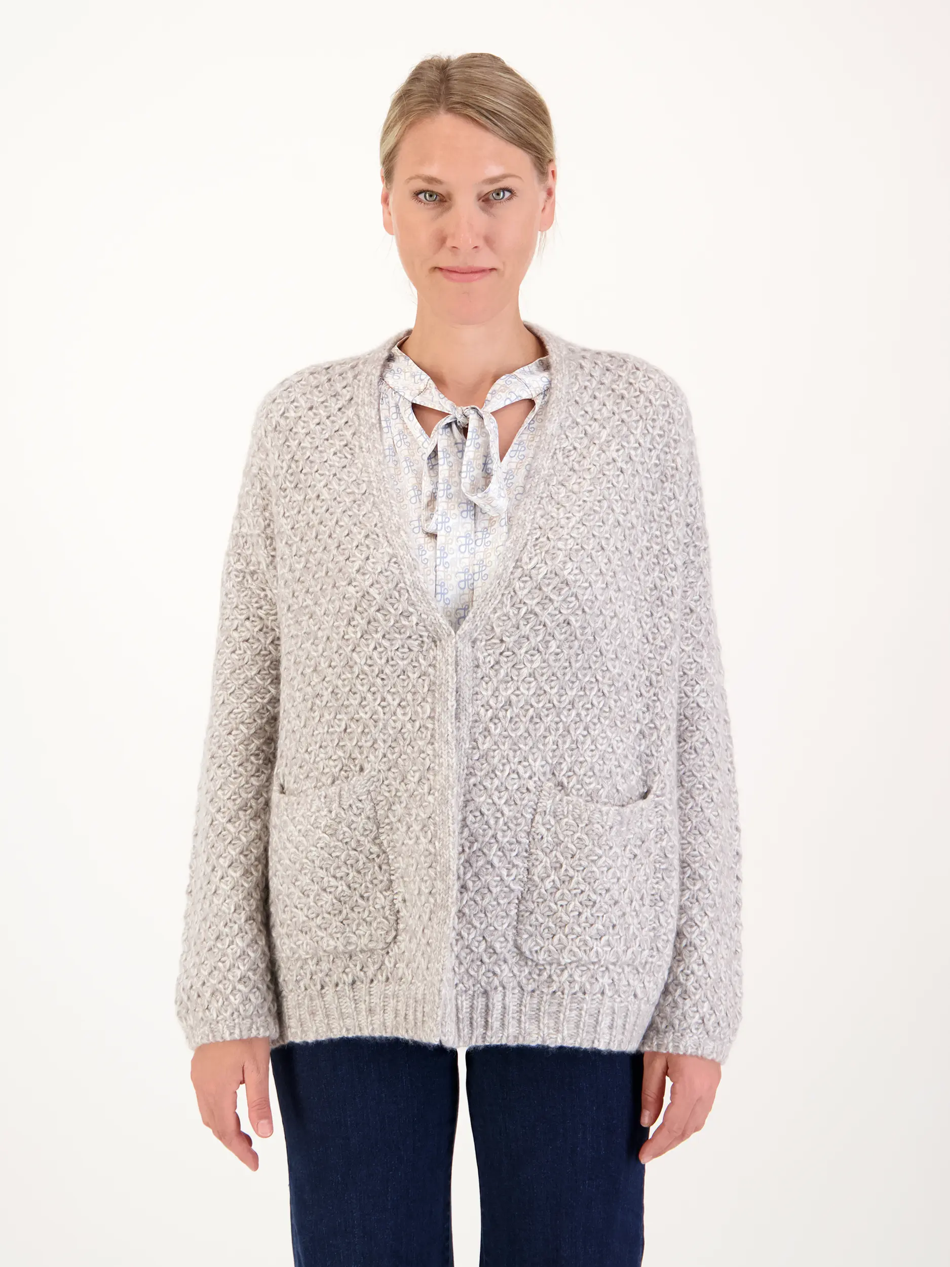 Strickjacke aus Kaschmir - Artikel Vorderseite getragen von einem Modell - Farbe: Braun