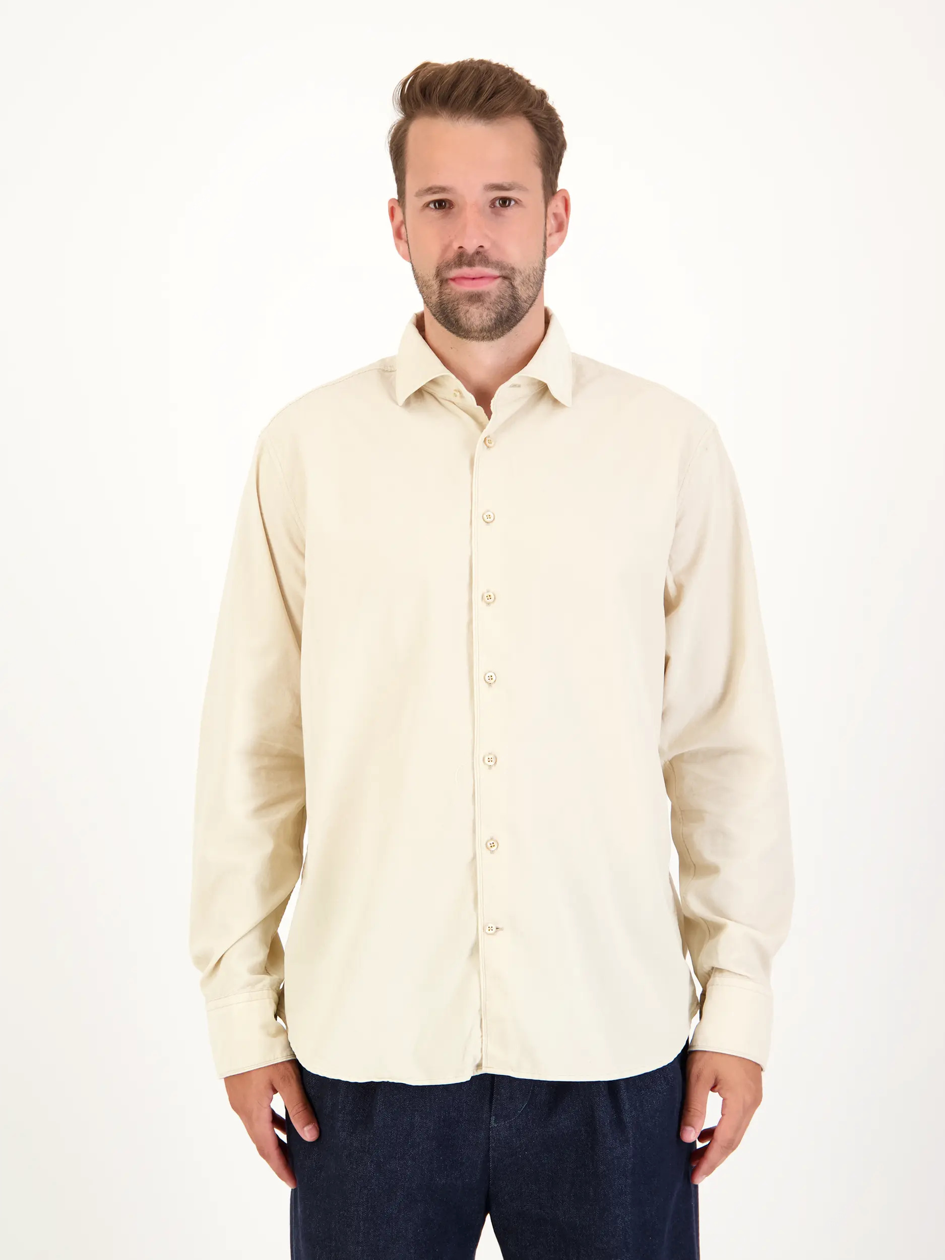 Cordhemd mit Haifischkragen langarm - Artikel Vorderseite getragen von einem Modell - Farbe: Beige