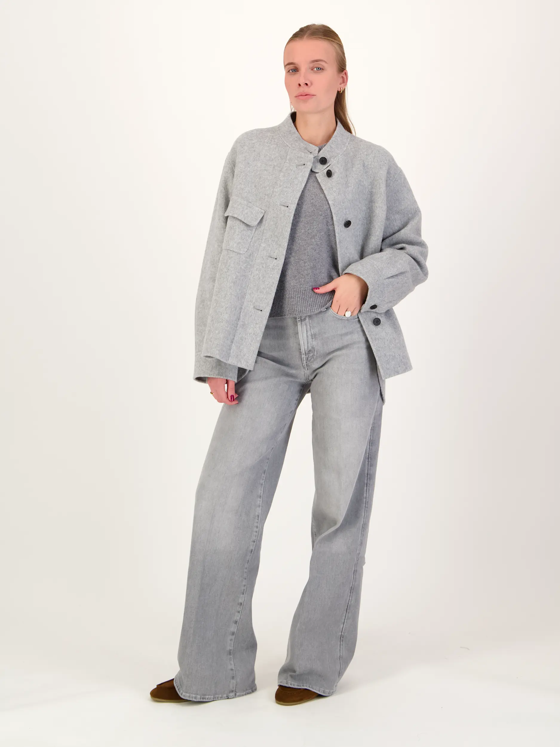 Wolljacke 'Goldie' - Artikel Teil eines Outfits getragen von einem Modell - Farbe: Grau