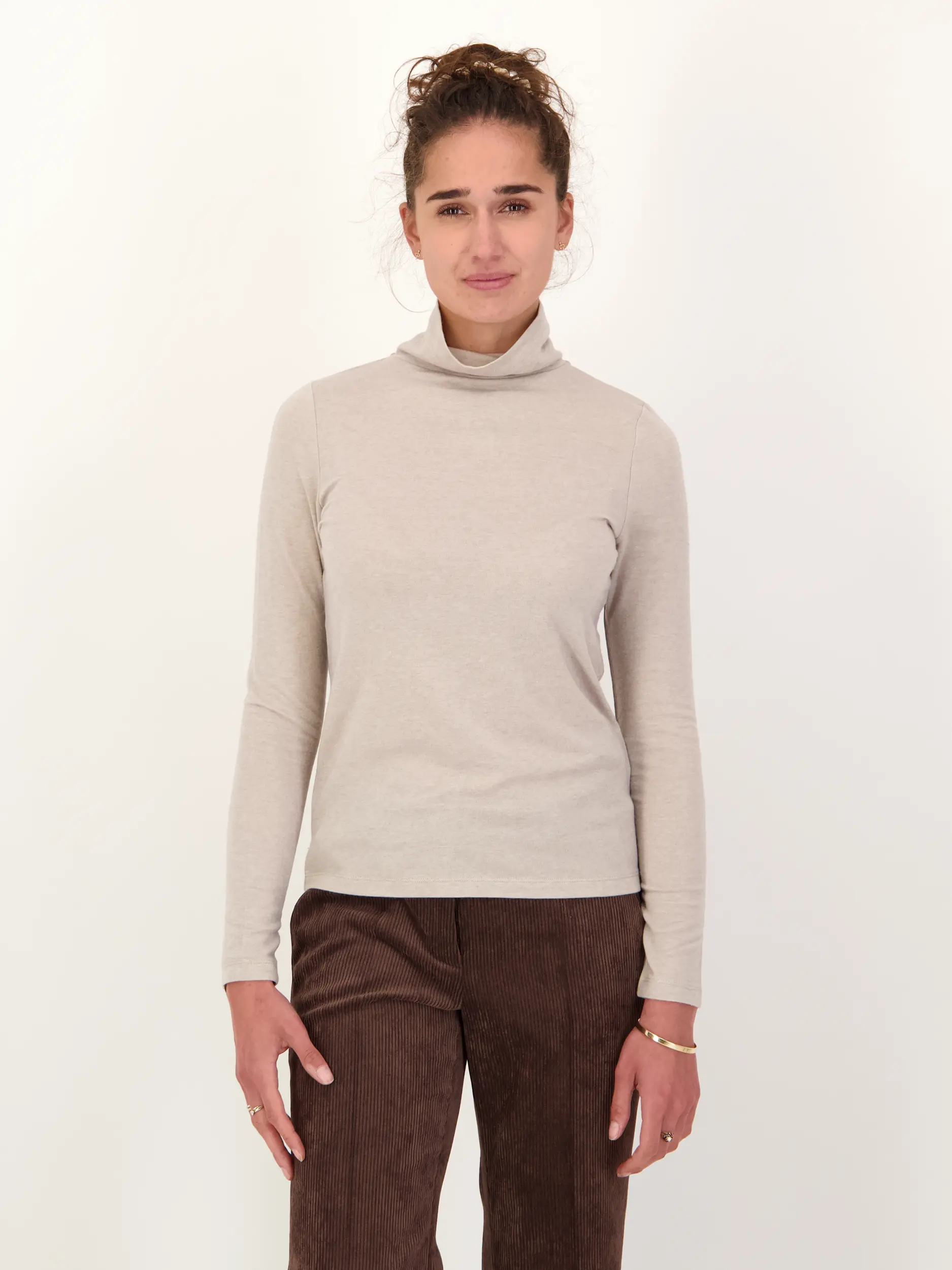 Rollkragenpullover aus Woll-Mix langarm - Artikel Vorderseite getragen von einem Modell - Farbe: Creme