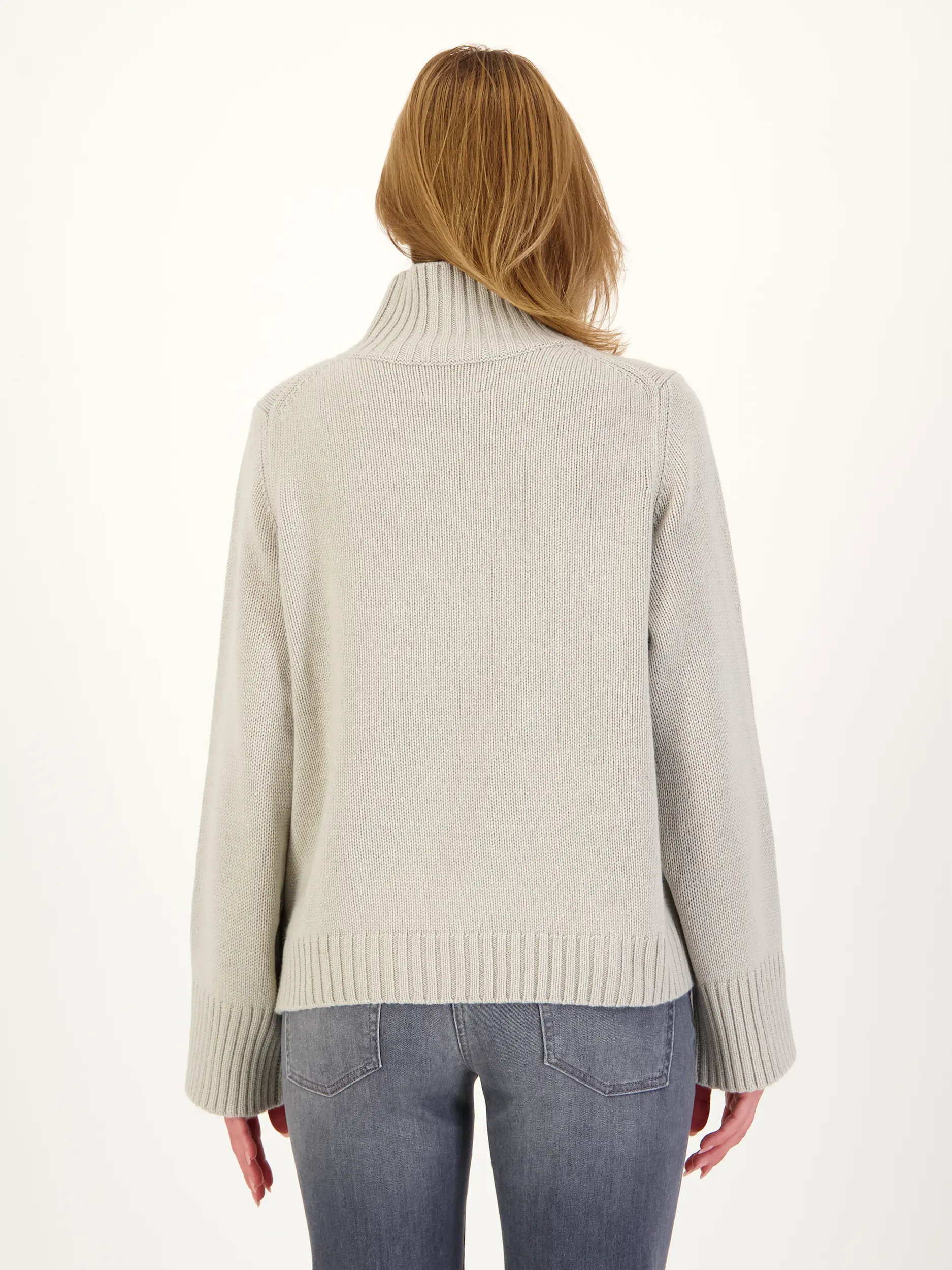 Pullover aus Kaschmir langarm - Artikel Rückseite getragen von einem Modell - Farbe: Grau