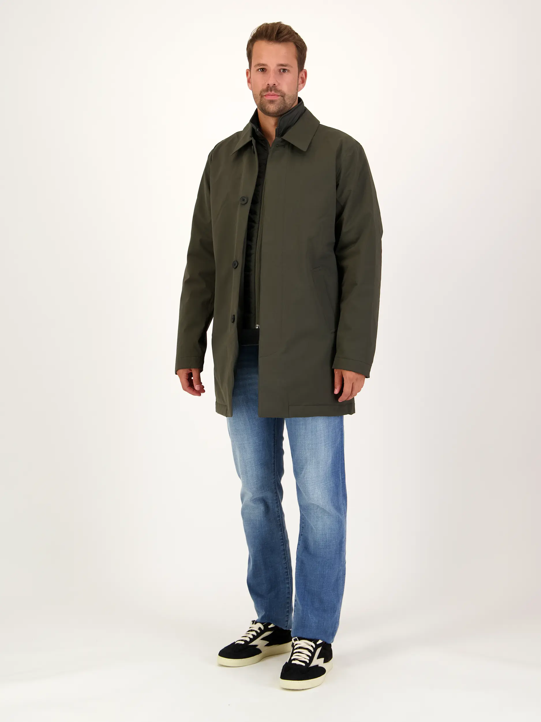 Wasserdichte Jacke 'Blake' - Artikel Teil eines Outfits getragen von einem Modell - Farbe: Grün