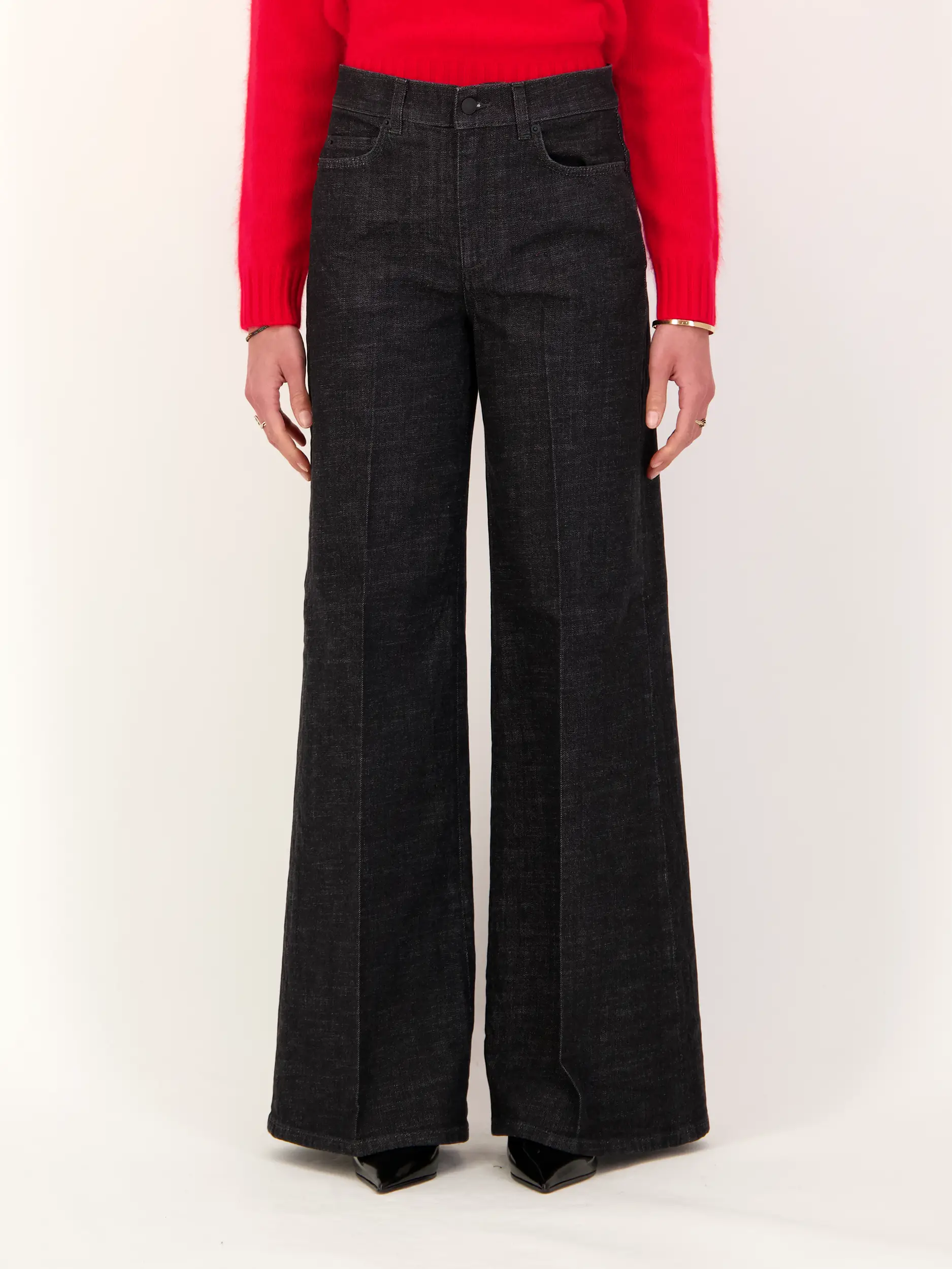 High Rise Flared Leg Jeans 'Deep Love' - Artikel Vorderseite getragen von einem Modell - Farbe: Schwarz