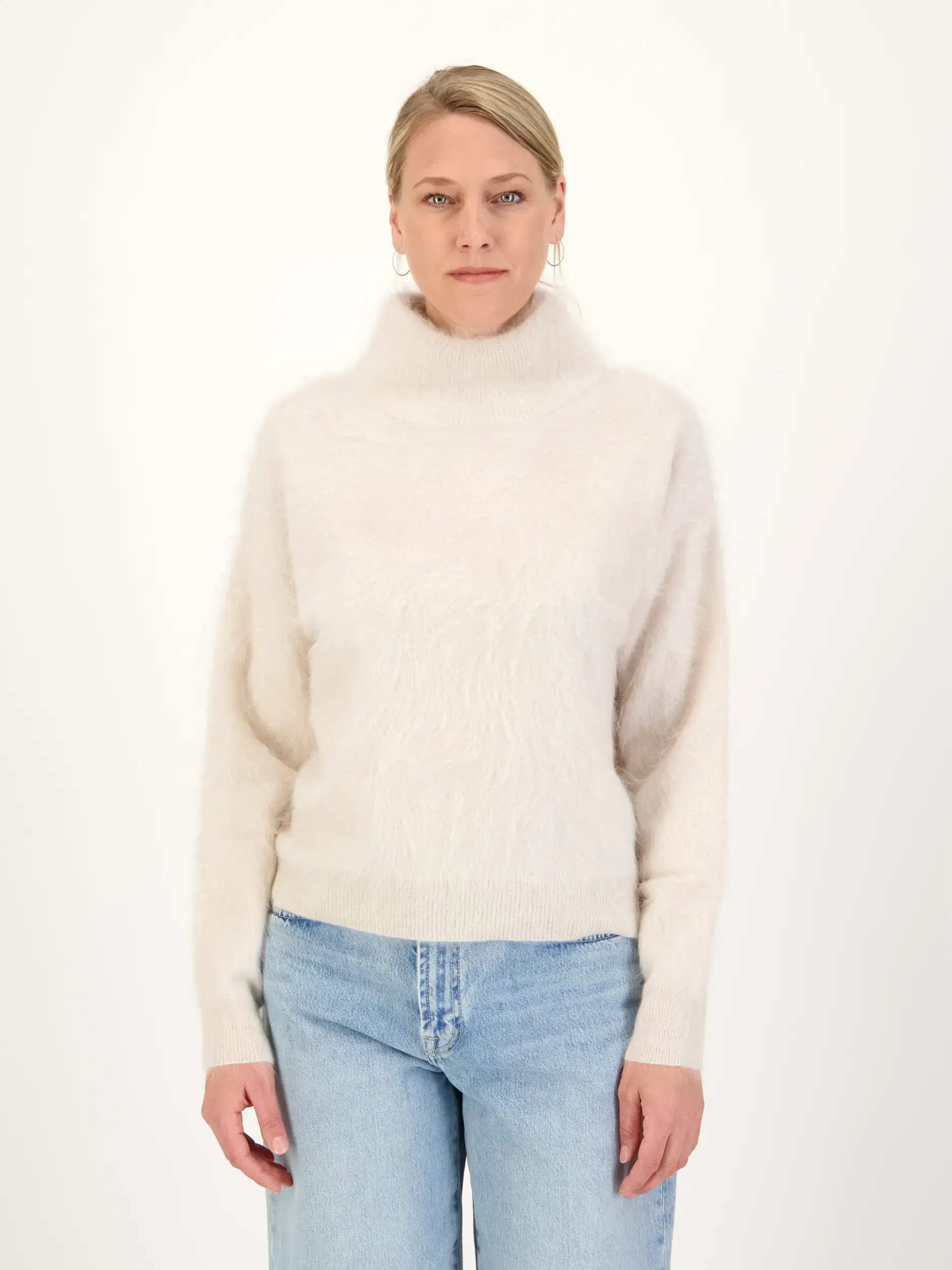 Pullover 'Embla' aus Kaschmir langarm - Artikel Vorderseite getragen von einem Modell - Farbe: Creme