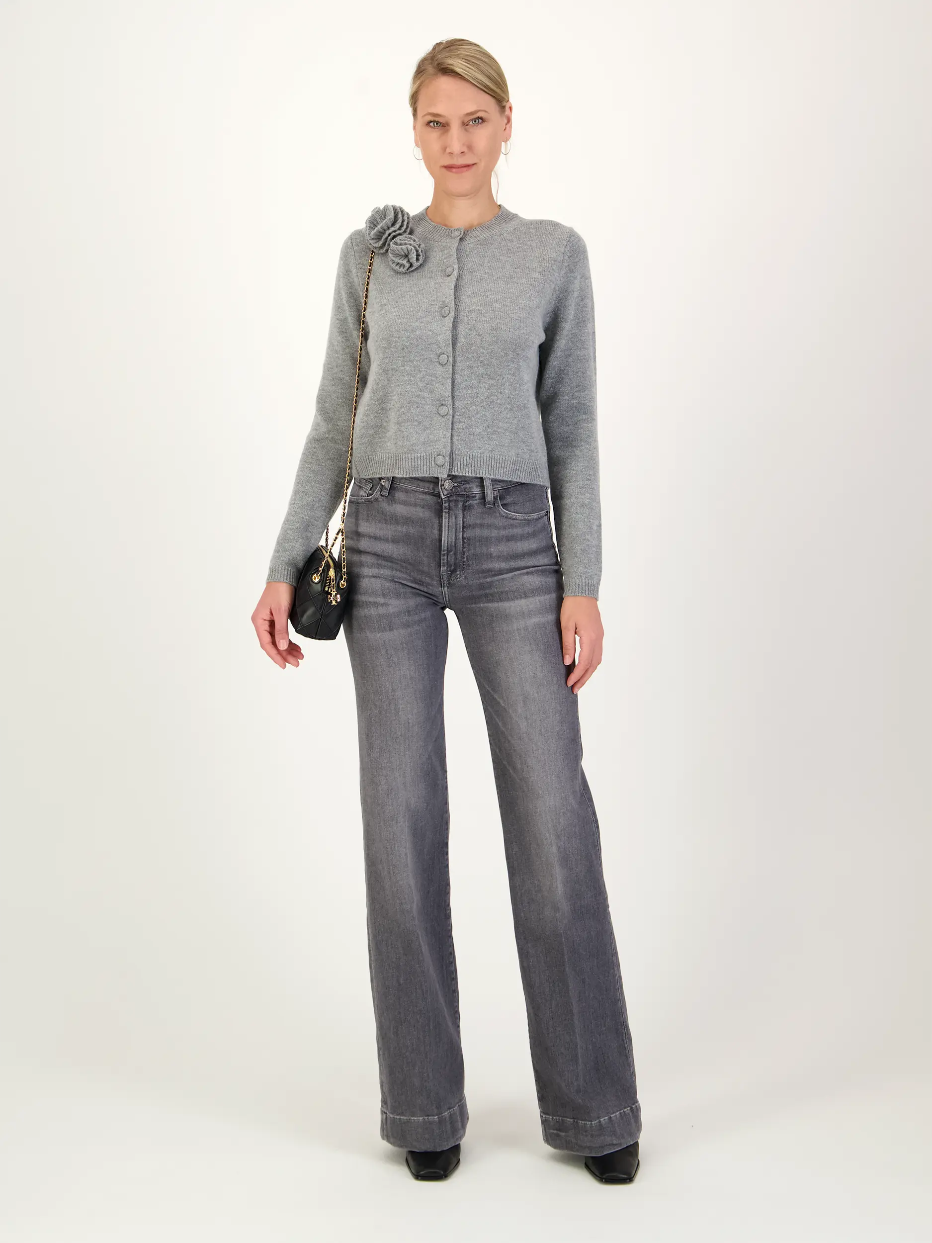 Strickjacke aus Wolle - Artikel Teil eines Outfits getragen von einem Modell - Farbe: Grau