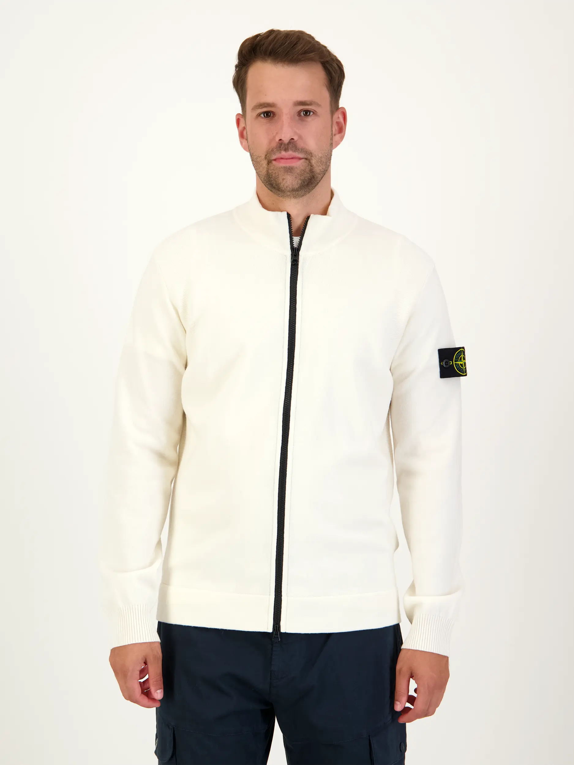 Strickjacke - Artikel Vorderseite getragen von einem Modell