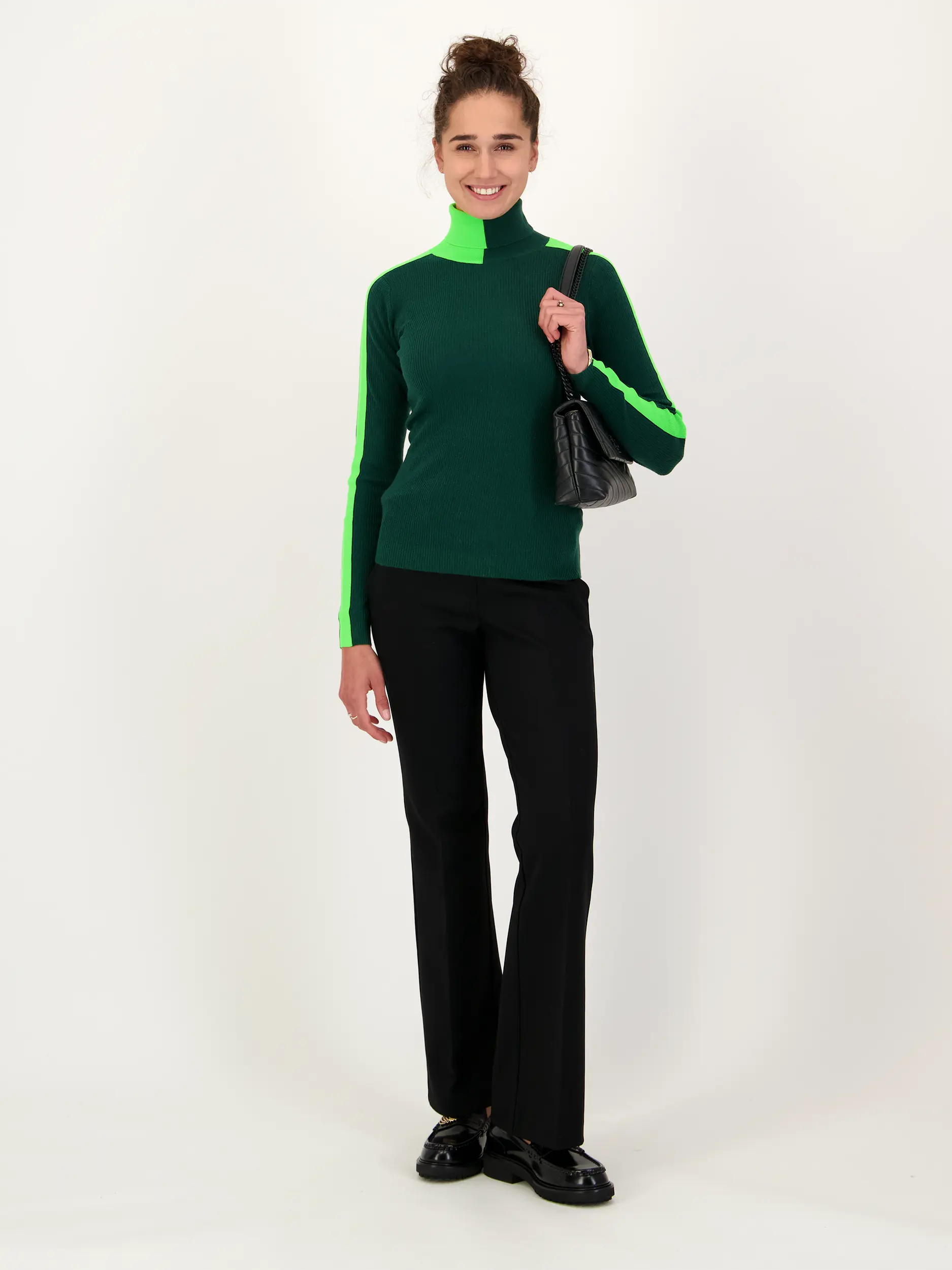 Langarmshirt 'Iffort' mit Tunnelneck - Artikel Teil eines Outfits getragen von einem Modell - Farbe: Grün