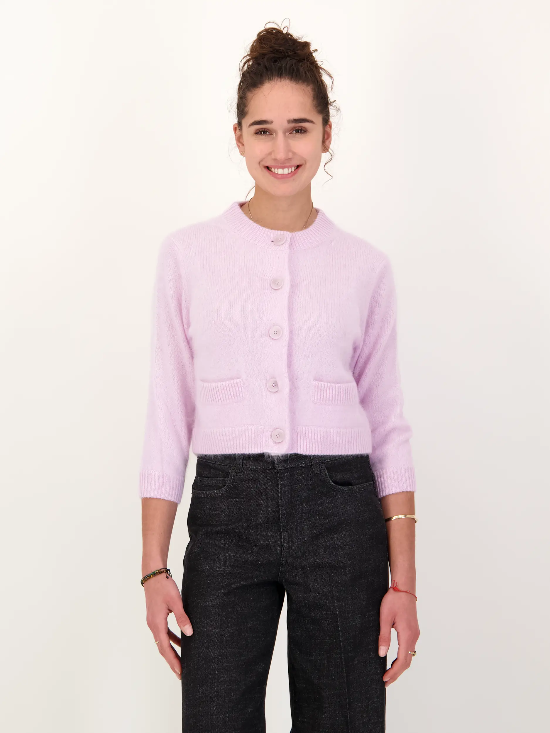 Strickjacke 'Fluffy Statements' aus Wolle 3/4 Arm - Artikel Vorderseite getragen von einem Modell - Farbe: Rosa&Pink