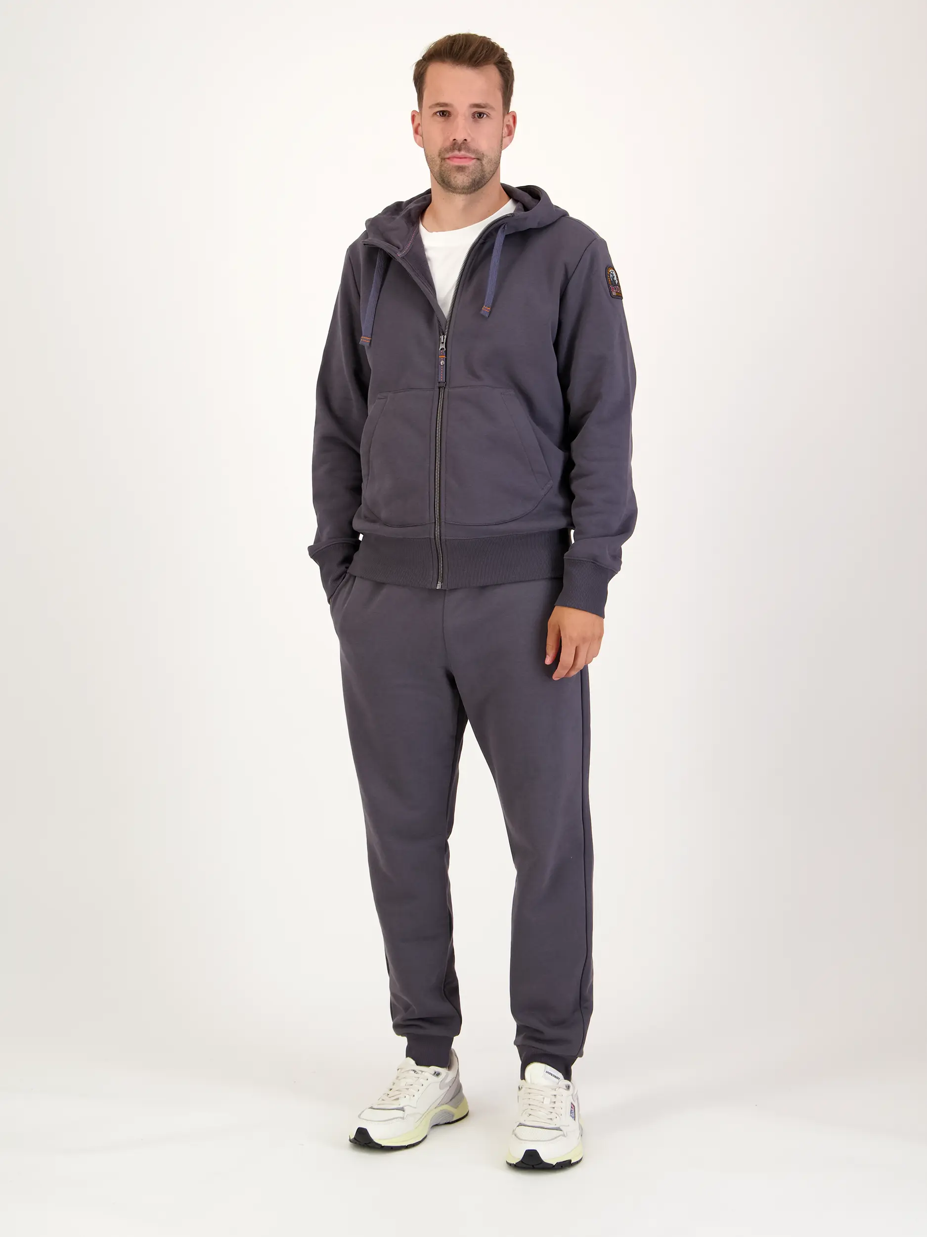 Sweatjacke 'Charlie' - Artikel Teil eines Outfits getragen von einem Modell - Farbe: Grau
