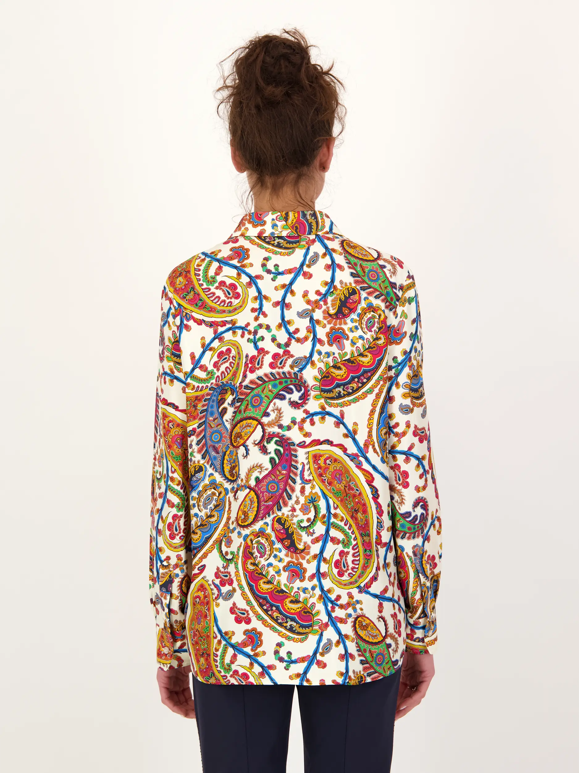 Gemusterte Seidenbluse langarm - Artikel Rückseite getragen von einem Modell - Farbe: Creme